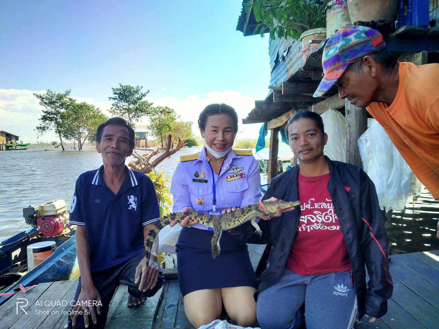 ลงพื้นที่ตรวจสอบและจับจระเข้ หลังจากได้รับแจ้งจากชาวบ้านหมู่ที่ 9 ตำบลพระนอน อำเภอเมืองนครสวรรค์ จังหวัดนครสวรรค์..คลิก