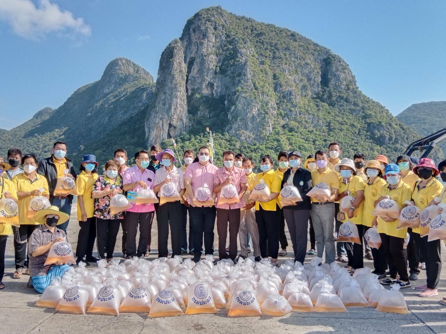 ศูนย์วิจัยและพัฒนาการเพาะเลี้ยงสัตว์น้ำชายฝั่งประจวบคีรีขันธ์ ร่วมกับ เทศบาลตำบลคลองวาฬ และสมาคมประมงพื้นบ้านคลองวาฬ ปล่อยพันธุ์สัตว์น้ำเนื่องในโอกาสเทศกาลขึ้นปีใหม่ 2565..คลิก