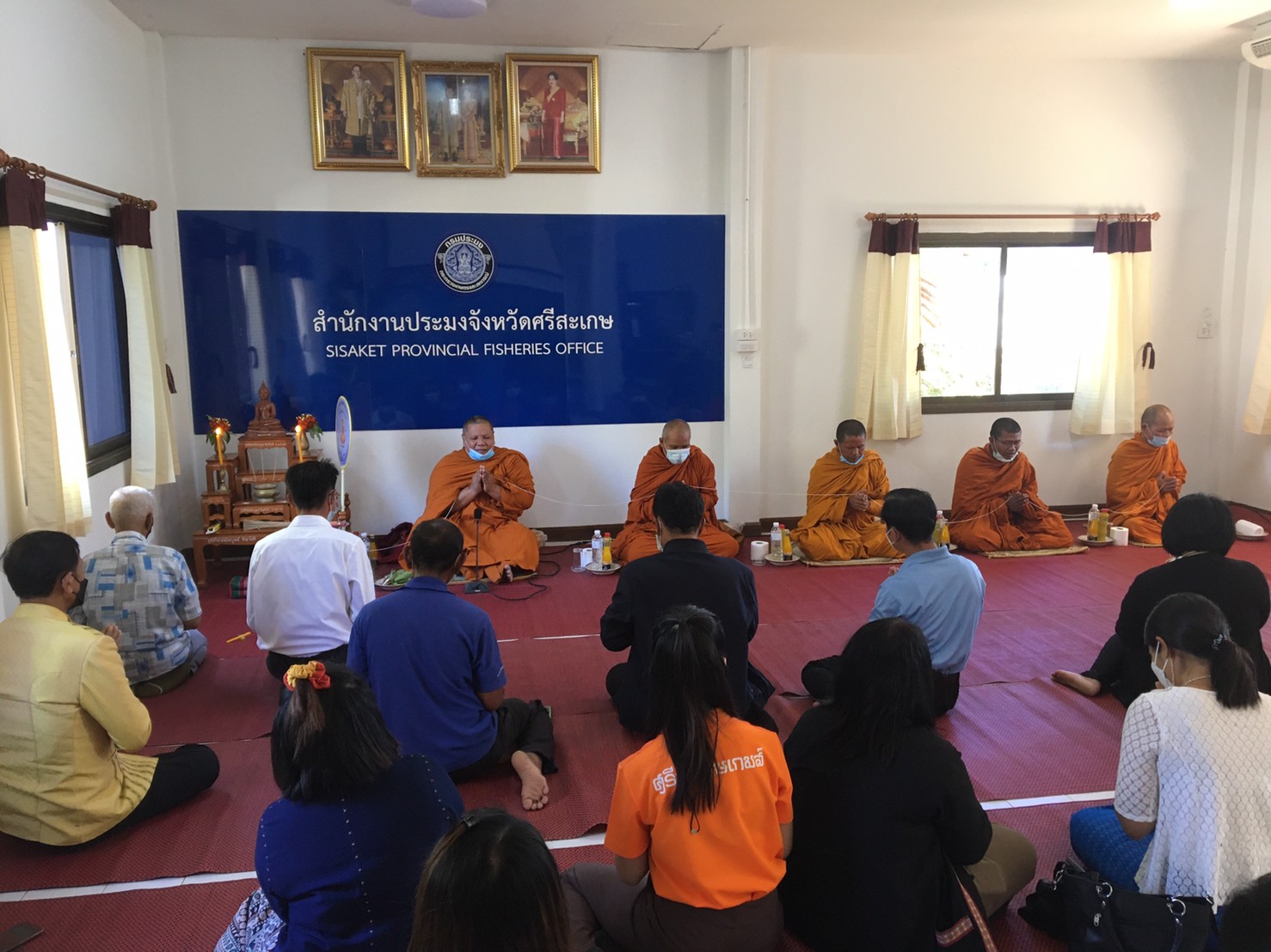 นายกิตติพงษ์ ลีลาศสง่างาม ประมงจังหวัดศรีสะเกษ และเจ้าหน้าที่สำนักงานประมงจังหวัดศรีสะเกษ ทำบุญสำนักงานเลี้ยงเพลพระสงฆ์ จำนวน 5 รูป พร้อมสักการะสิ่งศักดิ์สิทธิ์ประจำสำนักงาน..คลิก