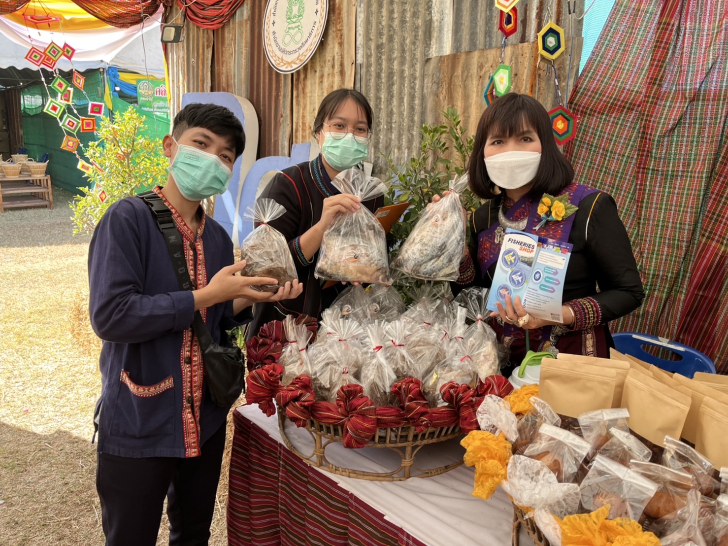 ประชาสัมพันธ์ เกี่ยวกับ Fisheries shop เพื่อสนับสนุนช่องทางการจำหน่ายสินค้าสัตว์น้ำสดและสัตว์น้ำแปรรูปเพื่อการบริโภคให้กลุ่มเกษตรกรที่มาจัดนิทรรศการเกี่ยวกับการแปรรูปสัตว์น้ำ..คลิก