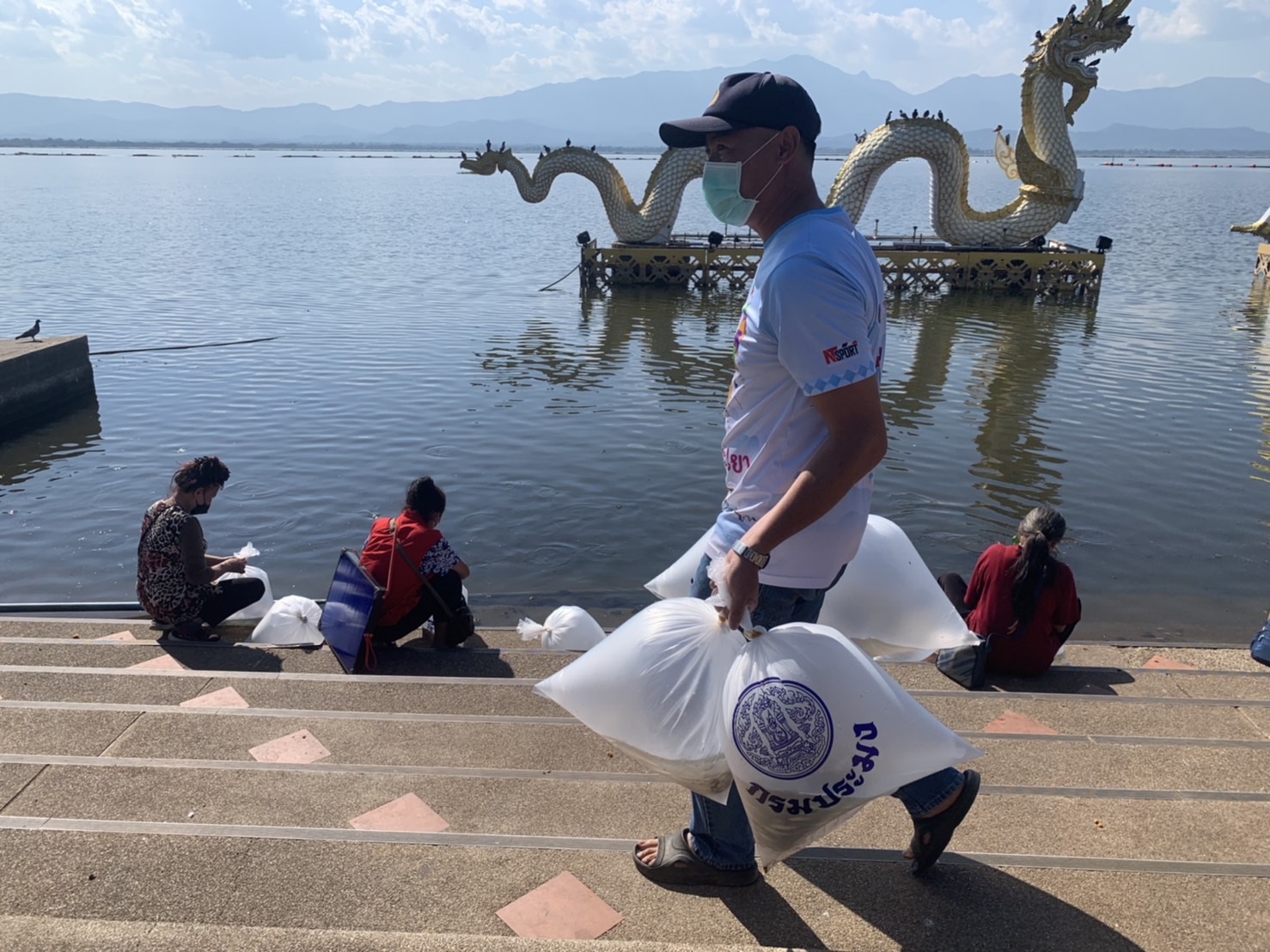 ประชาชนร่วมปล่อยพันธุ์ปลาเพื่อเป็นแหล่งอาหารโปรตีนสำหรับชาวบ้านและชาวประมงรอบๆ กว๊านพะเยา..คลิก