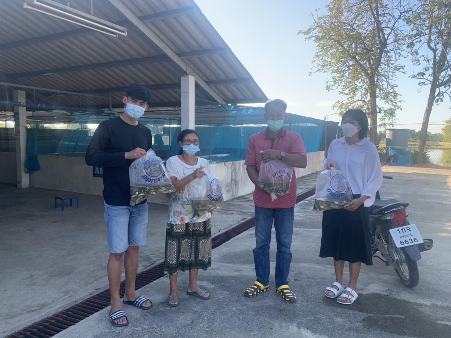 ในวันที่ 1-6 มกราคม 2565 ช่วงวันหยุดเทศกาลปีใหม่ นายสุชาติ ผึ่งฉิมพลี ผู้อำนวยการศูนย์วิจัยและพัฒนาการเพาะเลี้ยงสัตว์น้ำจืดอุทัยธานี ได้ดำเนินการจัดกิจกรรมในโครงการส่งความสุขปีใหม่มอบให้เกษตรกร กระทรวงเกษตรและสหกรณ์ โดยการแจกพันธุ์ปลาไทยให้แก่เกษตรกรที่เข้าเยี่ยมชมศูนย์ฯ ในช่วงเทศกาลปีใหม่ (ระหว่างวันที่ 1-15 มกราคม 2565) และมีความต้องการรับพันธุ์ปลาปล่อยในแหล่งน้ำเพื่อทำบุญในช่วงเทศกาลปีใหม่ โดยศูนย์ฯมอบให้เกษตรกรที่มีความต้องการรายละ 1 ถุง (99 ตัว) จำนวนวันละ 20 ถุง โดยแจกในช่วงเวลา 09.00 -12.00 น. ณ ศูนย์วิจัยและพัฒนาการเพาะเลี้ยงสัตว์น้ำจืดอุทัยธานี..คลิก
