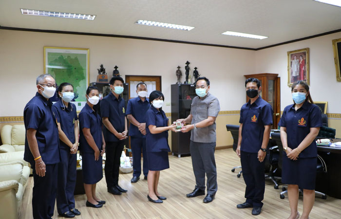 นางสาวมนทกานติ ท้ามติ้น ผู้อำนวยการศูนย์วิจัยและพัฒนาการเพาะเลี้ยงสัตว์น้ำชายฝั่งสมุทรสาคร ปฏิบัติหน้าที่ผู้อำนวยการศูนย์ศึกษาการพัฒนาอ่าวคุ้งกระเบนอันเนื่องมาจากพระราชดำริ พร้อมด้วยข้าราชการ หน่วยงานร่วม เจ้าหน้าที่ ศูนย์ฯ คุ้งกระเบน เข้าพบนายสุธี ทองแย้ม ผู้ว่าราชการจังหวัดจันทบุรี..คลิก
