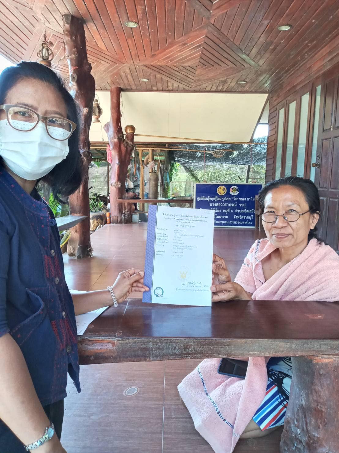 ลงพื้นที่ติดตามปรับปรุงข้อมูลเกษตรกร มอบใบรับรองมาตรฐานฟาร์ม..คลิก