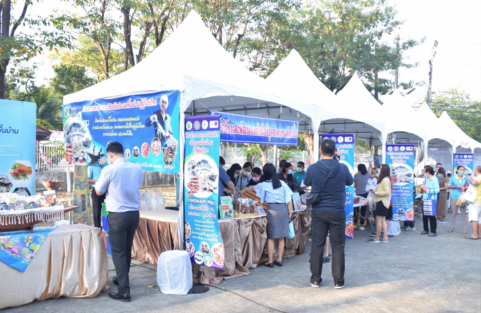 กรมประมง จัดกิจกรรมกระจายสินค้าประมงพื้นบ้านสู่ผู้บริโภค (Fisherman Market) ภายใต้นโยบายของ ดร.เฉลิมชัย ศรีอ่อน รัฐมนตรีว่าการกระทรวงเกษตรและสหกรณ์ เพื่อช่วยเหลือชาวประมงพื้นบ้านที่ได้รับผลกระทบจากวิกฤตโควิด-19..คลิก