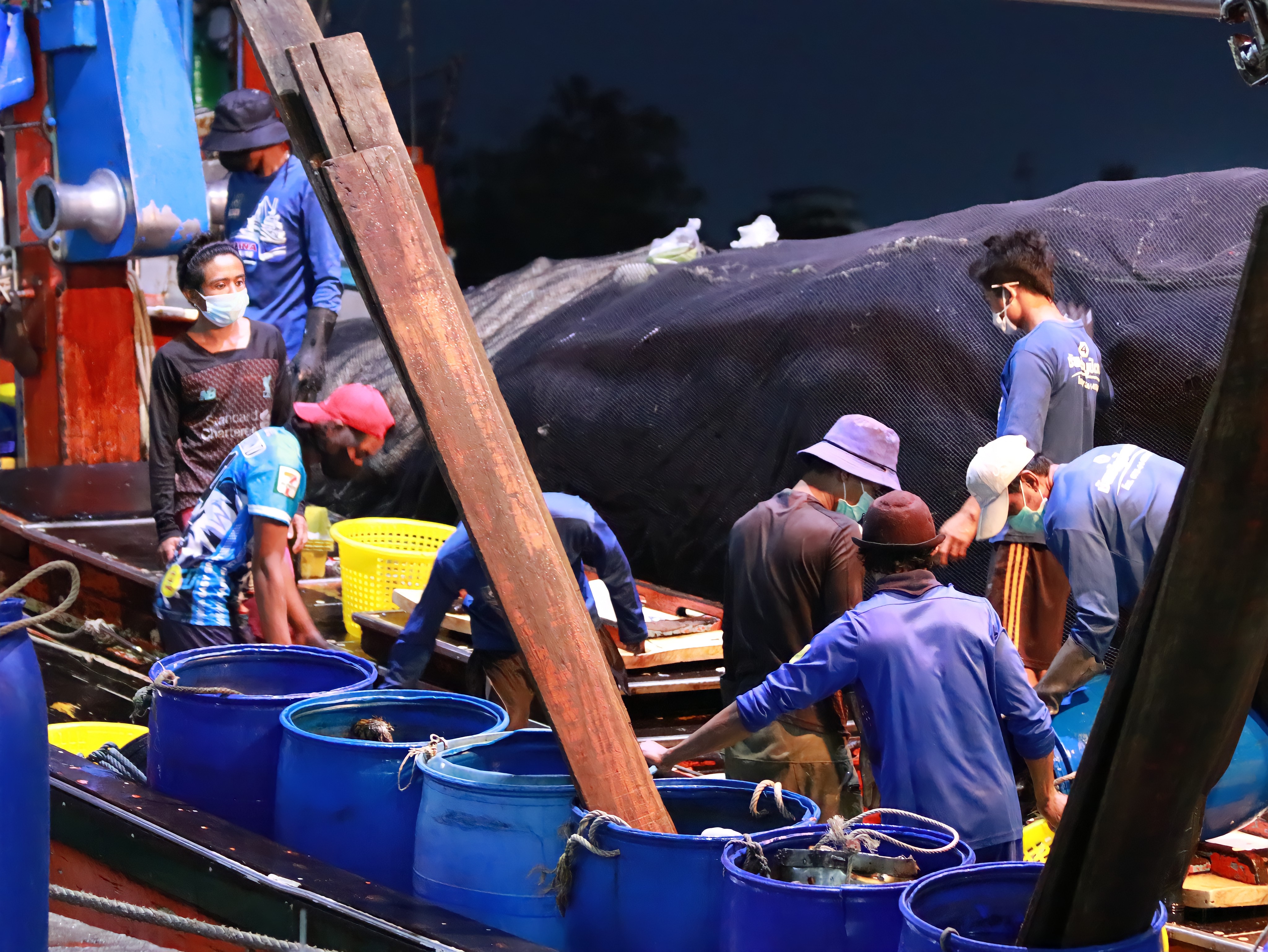                   เมื่อวันที่ 11 – 15 มกราคม พ.ศ. 2565 เจ้าหน้าที่ศูนย์วิจัยและพัฒนาประมงทะเลสงขลา    ให้บริการตรวจประเมินมาตรฐานด้านสุขอนามัยในเรือประมง ในเขตพื้นที่จังหวัดปัตตานี เพื่อออกหนังสือรับรองมาตรฐานด้านสุขอนามัยในเรือประมง (สร.3) ฉบับใหม่ ให้กับเรือประมงพาณิชย์ จำนวน  23 ลำ..คลิก