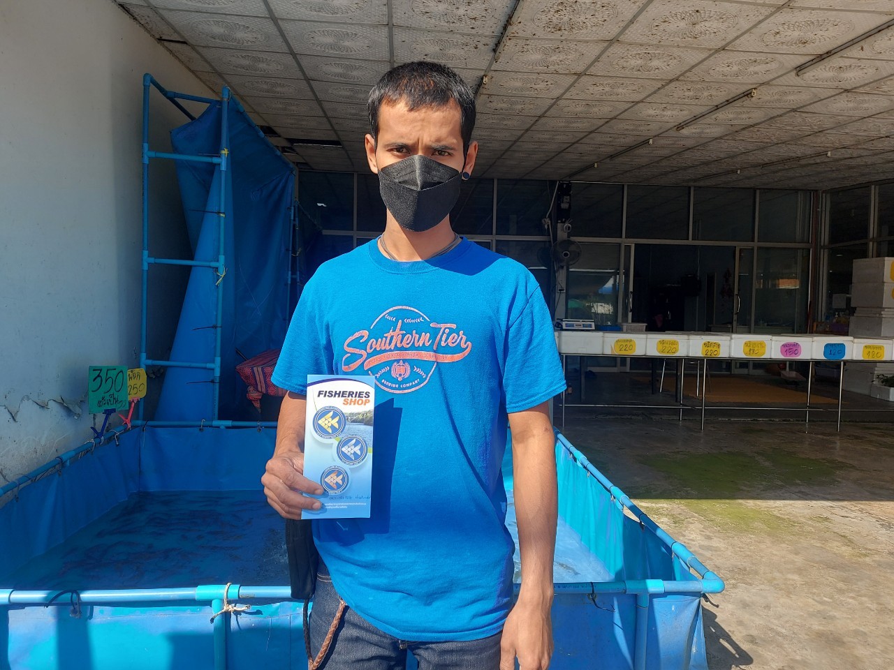 นายกิตติพงษ์ ลีลาศสง่างาม ประมงจังหวัดศรีสะเกษ มอบหมายให้ นายสุพรชัย พนารัตนะโสภณ ประมงอำเภอภูสิงห์ และ นายยุทธจิตร พวงอินทร์ ประมงอำเภอขุขันธุ์ ได้ดำเนิการสำรวจและประชาสัมพันธ์เกี่ยวกับ Fisheries Shop..คลิก