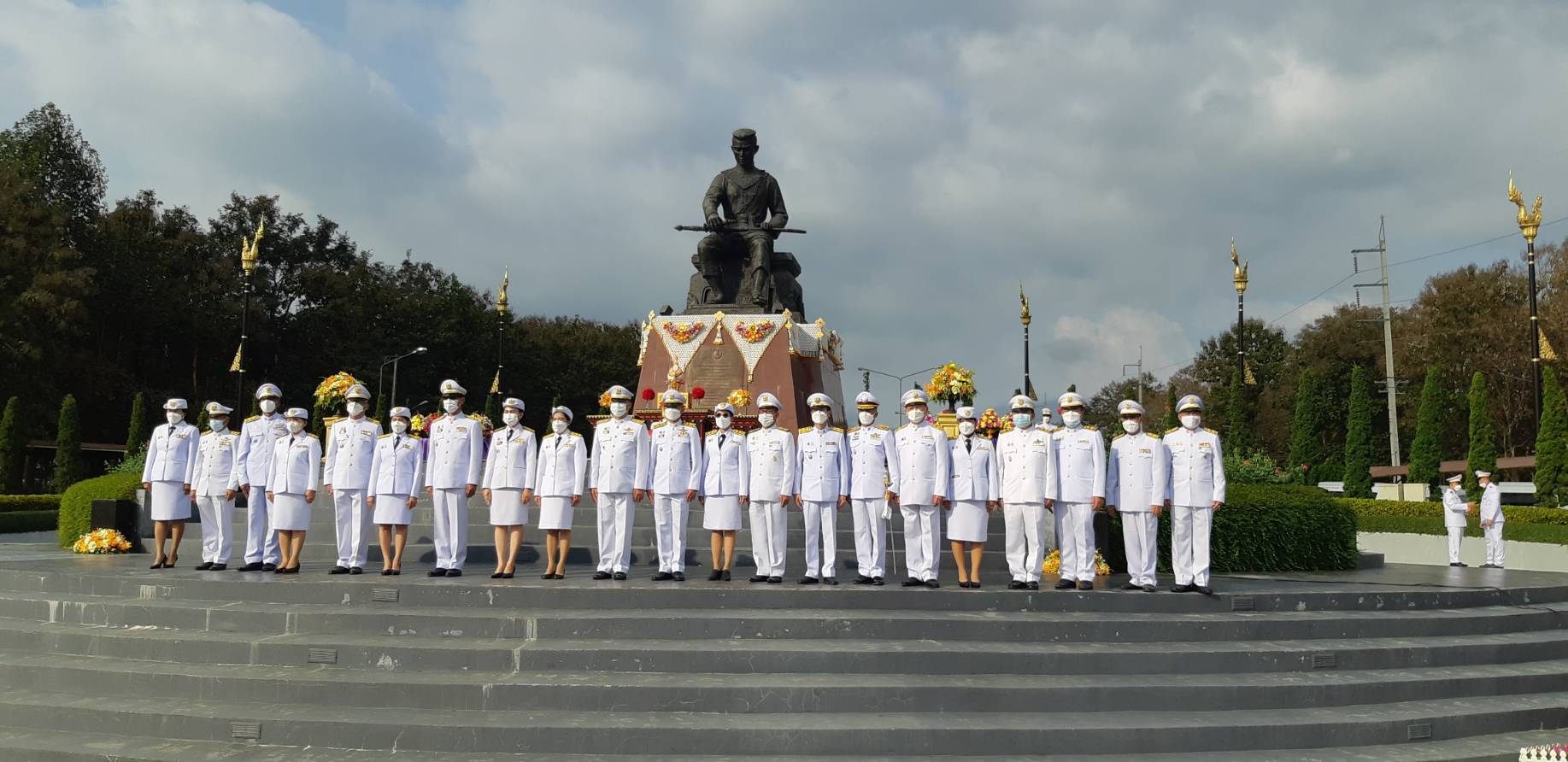 พิธีวางพานพุ่มดอกไม้สดเนื่องในวันยุทธหัตถีสมเด็จพระนเรศวรมหาราช..คลิก