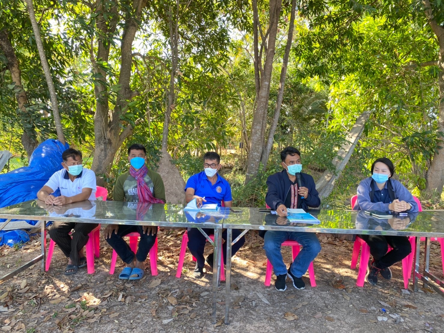 นายกิตติพงษ์ ลีลาศสง่างาม ประมงจังหวัดศรีสะเกษ มอบหมายนายประจักษ์ แสนภักดี หัวหน้ากลุ่มบริหารจัดการด้านการประมง นายสัมฤทธิ์ ขำพลับ ประมงอำเภอราษีไศล พร้อมเจ้าหน้าที่ ร่วมกับศูนย์วิจัยและพัฒนาการเพาะเลี้ยงสัตว์น้ำจืดศรีสะเกษ เข้าร่วมประชุมกำหนดเเนวทางการจับผลผลิตสัตว์น้ำโครงการธนาคารสินค้าเกษตร..คลิก