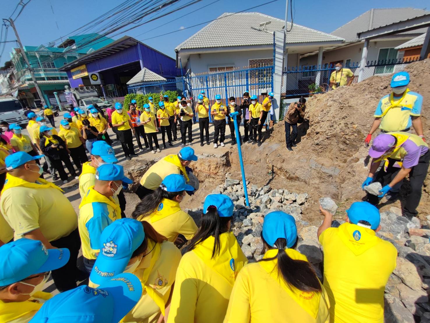 ในวันที่ 18 มกราคม 2565 ศูนย์วิจัยและพัฒนาการเพาะเลี้ยงสัตว์น้ำจืดอุทัยธานี มอบหมายให้นายทวีสิทธิ์  ชัยรัตน์ ตำแหน่ง เจ้าพนักงานประมง เข้าร่วมกิจกรรมจิตอาสา แก้ไขปัญหาท่อระบายน้ำอุดตัน บริเวณถนนบริรักษ์ (ถนนทางหลวงหมายเลข 3265) เนื่องในวันสมเด็จพระนเรศวรมหาราช (วันกองทัพไทย) โดยมีนายขจรเกียรติ รักพานิชมณี ผู้ว่าราชการจังหวัดอุทัยธานี เป็นประธานในพิธี