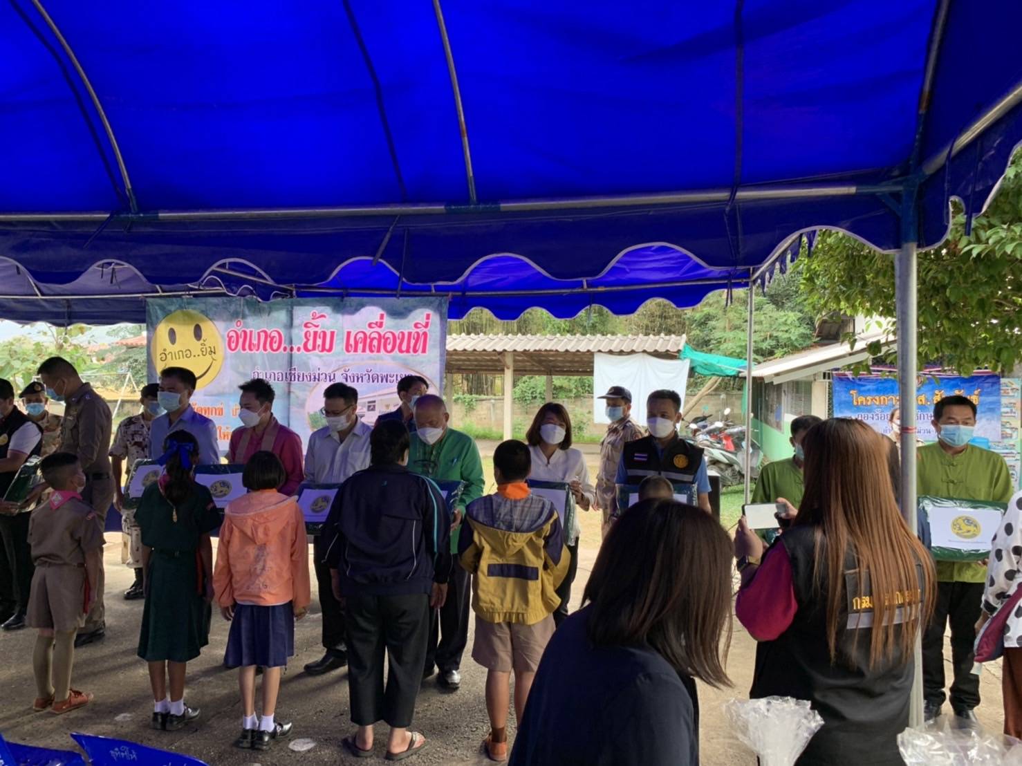 ร่วมออกให้บริการเกษตรกรตามโครงการอำเภอยิ้ม..เคลื่อนที่..คลิก