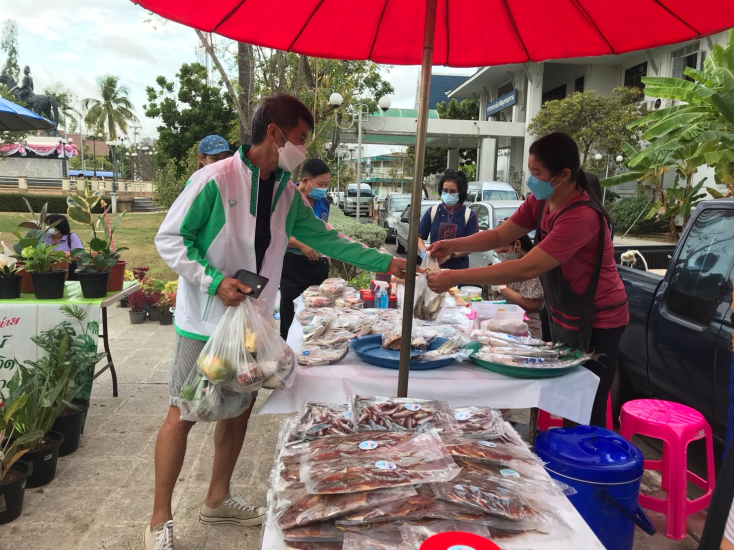 โครงการกระจายสินค้าประมงพื้นบ้านสู่ผู้บริโภค Fisherman Market..คลิก