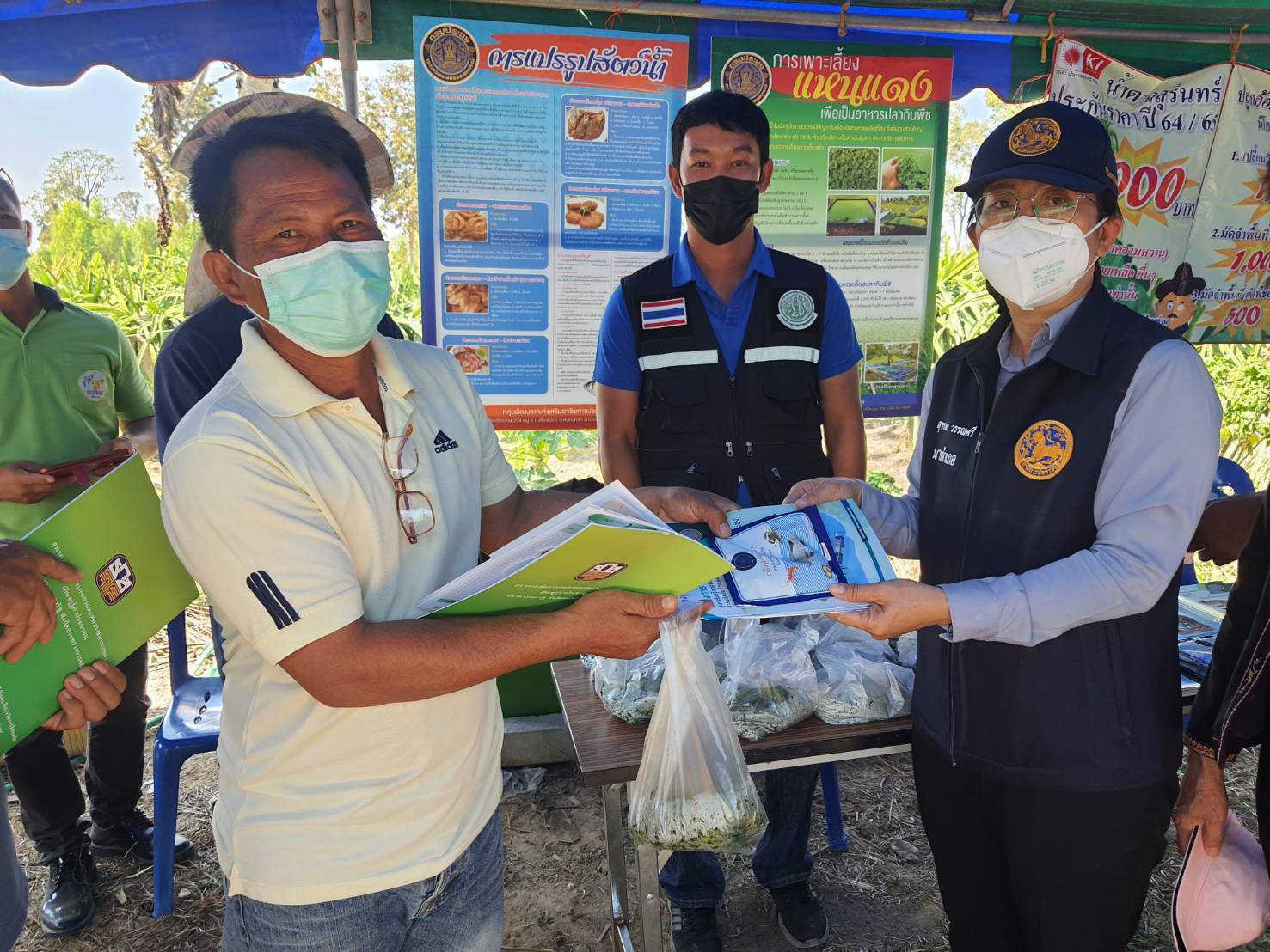 นายกิตติพงษ์ ลีลาศสง่างาม ประมงจังหวัดศรีสะเกษ มอบหมายให้นายสุพรชัย พนารัตนะโสภณ ประมงอำเภอ ภูสิงห์ร่วมจัดนิทรรศการงานวันถ่ายทอดเทคโนโลยี Field Day 2022..คลิก