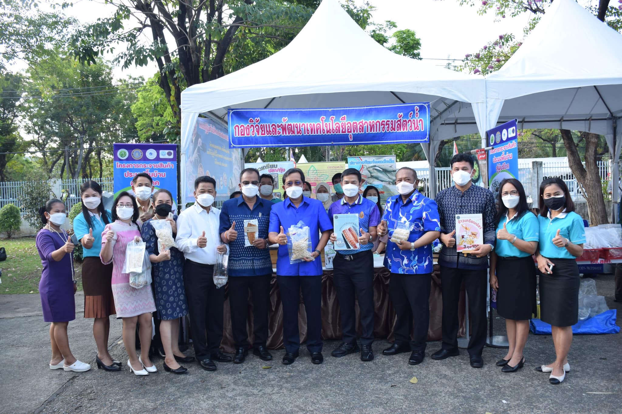 นายเฉลิมชัย สุวรรณรักษ์ รองอธิบดีกรมประมง คณะผู้บริหาร ตลอดจนเจ้าหน้าที่ที่เกี่ยวข้อง ร่วมจัดกิจกรรมกระจายสินค้าประมงพื้นบ้านสู่ผู้บริโภค (Fisherman Market) ภายใต้นโยบายของ ดร.เฉลิมชัย ศรีอ่อน รัฐมนตรีว่าการกระทรวงเกษตรและสหกรณ์ เพื่อช่วยเหลือชาวประมงพื้นบ้านที่ได้รับผลกระทบจากวิกฤตโควิด-19..คลิก