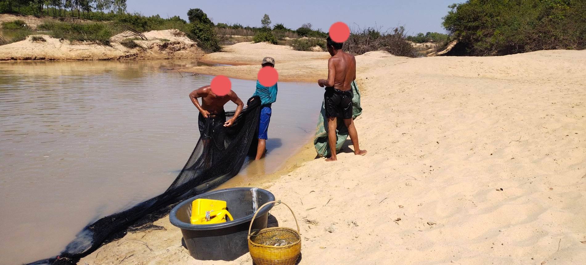 ปฏิบัติงานควบคุมการทำประมงในเขตพื้นที่แม่น้ำมูล จังหวัดสุรินทร์