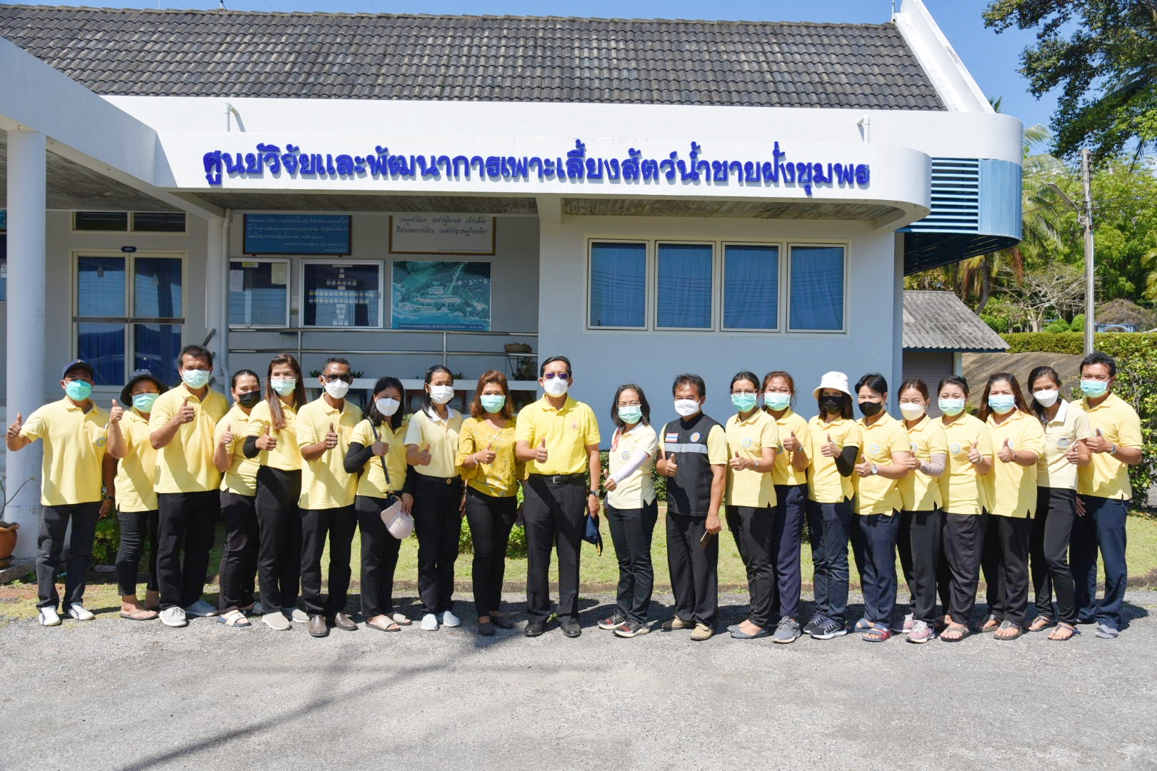 นายเฉลิมชัย สุวรรณรักษ์ รองอธิบดีกรมประมง เข้าตรวจเยี่ยมศูนย์วิจัยและพัฒนาการเพาะเลี้ยงสัตว์น้ำชายฝั่งชุมพร..คลิก