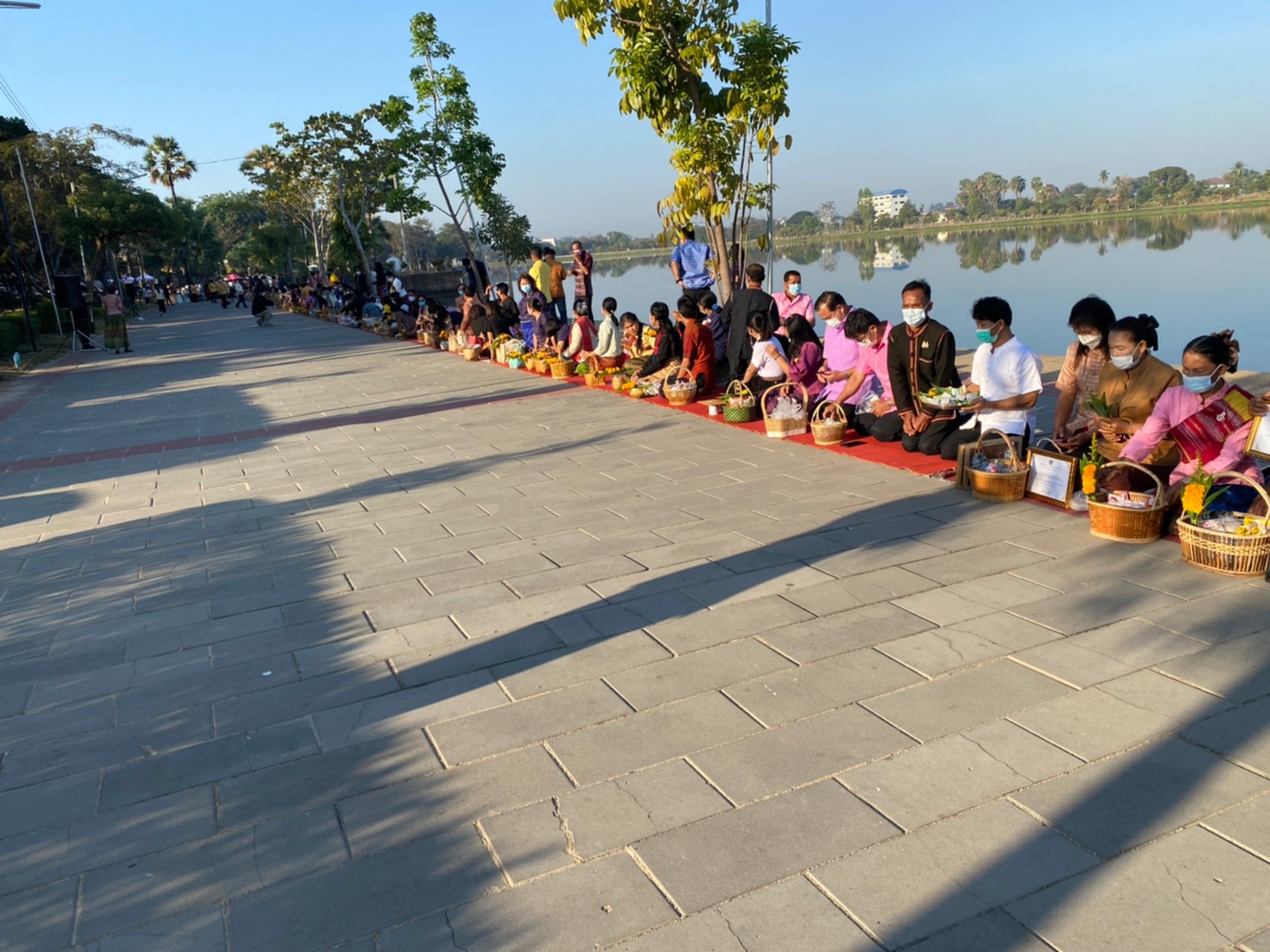 นายกิตติพงษ์ ลีลาศสง่างาม ประมงจังหวัดศรีสะเกษ มอบหมายให้นางสาวชุติพร ฟูปิง หัวหน้ากลุ่มบริหารและยุทธศาสตร์ พร้อมเจ้าหน้าที่ เข้าร่วมกิจกรรมโครงการรณรงค์แต่งกายด้วยผ้าไทยและผ้าพื้นเมือง จังหวัดศรีสะเกษ..คลิก