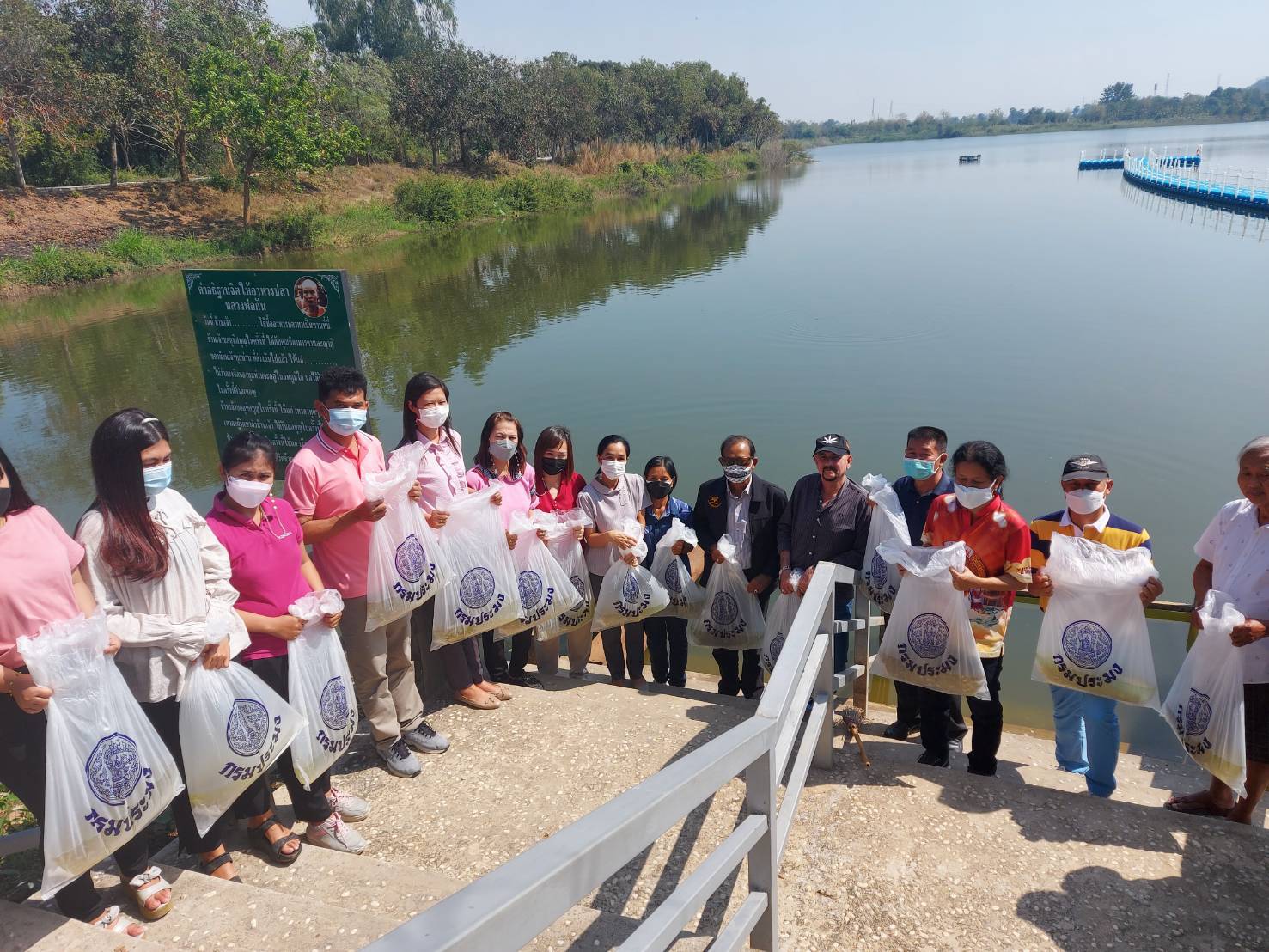 ปล่อยพันธุ์ปลาตะเพียน จำนวน 50,000 ตัว โครงการวิจัยแหล่งน้ำฯ ณ บึงกระดิ่ง อำเภอพยุหะคีรี จังหวัดนครสวรรค์..คลิก