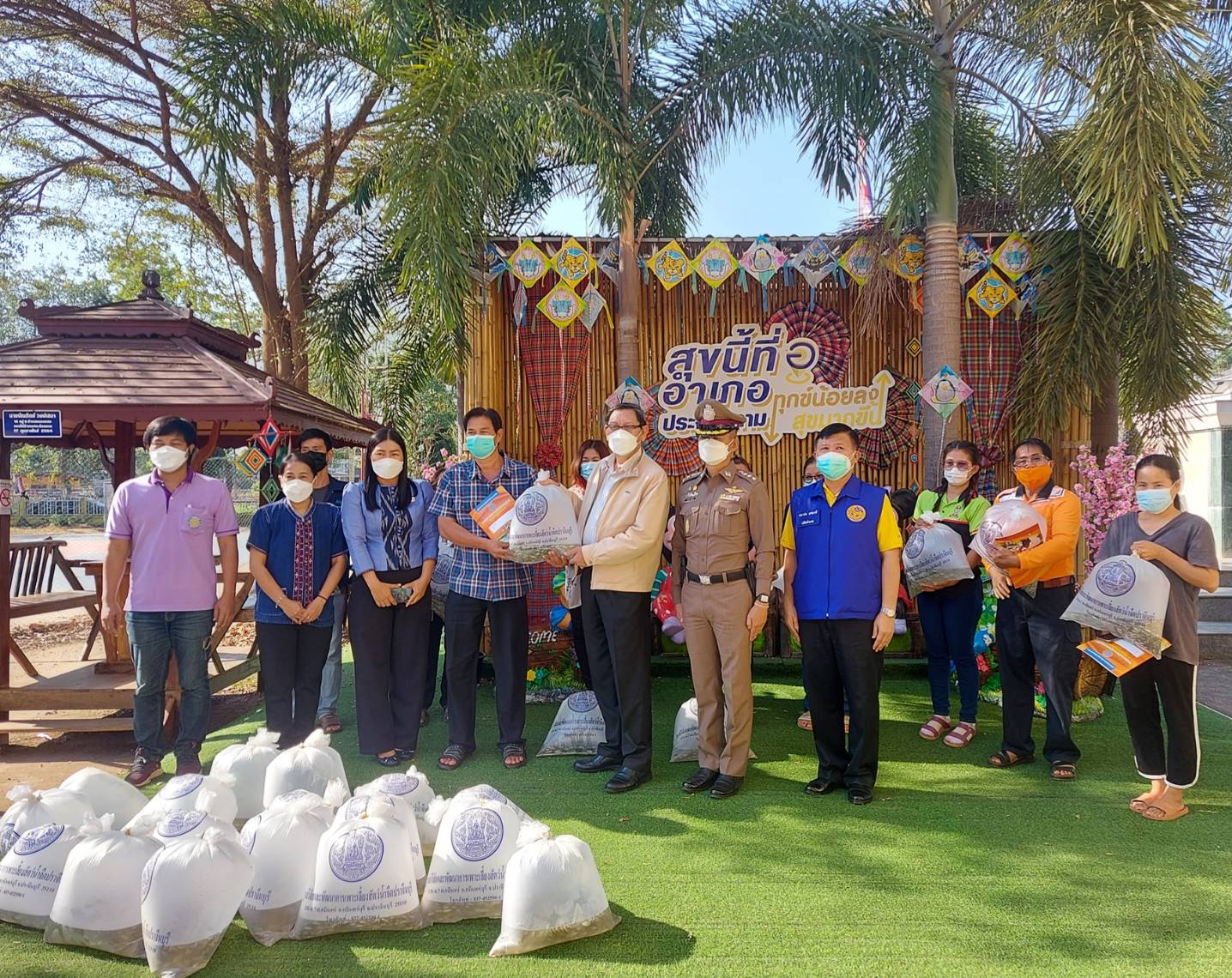 กิจกรรมส่งมอบปัจจัยการผลิตด้านประมงให้กับเกษตรกรโครงการ 1 ตำบล 1..คลิก