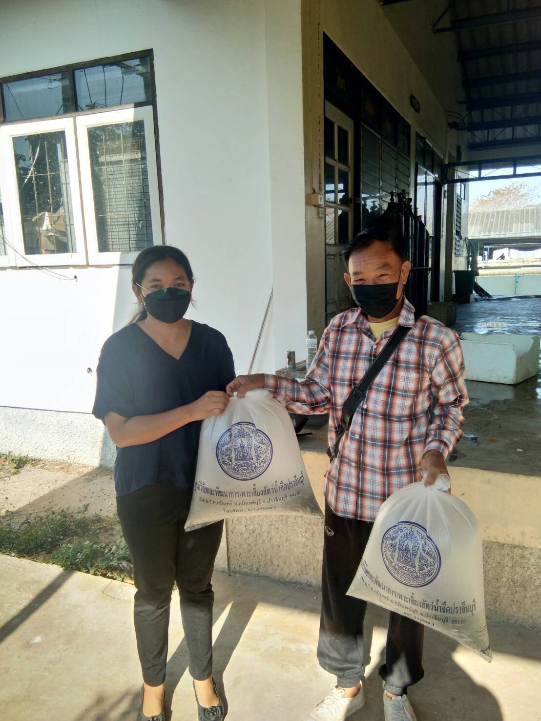 ส่งมอบปัจจัยการผลิตด้านประมงให้กับเกษตรกรโครงการ 1 ตำบล 1 กลุ่มเกษตรทฤษฎีใหม่..คลิก