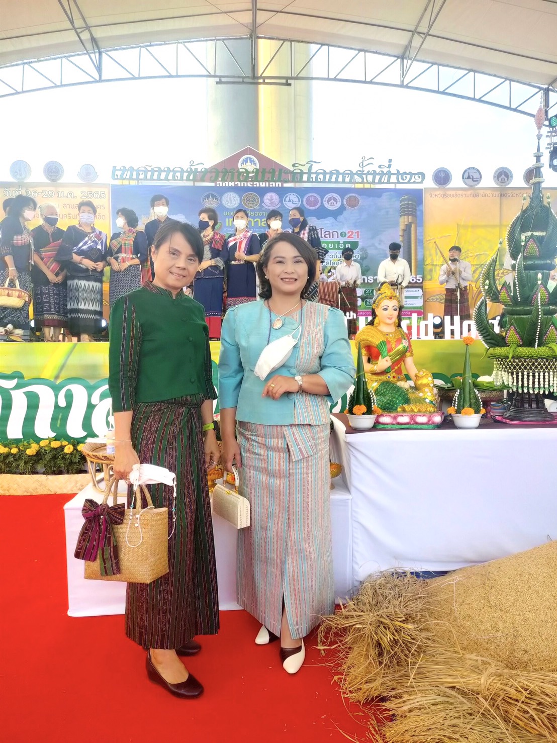 ร่วมพิธีการยวงสรวงแม่โพสพ ณ บริเวณลานสาเกตนคร สวนสมเด็จพระศรีนครินทร์ร้อยเอ็ด อำเภอเมืองร้อยเอ็ด จังหวัดร้อยเอ็ด..คลิก