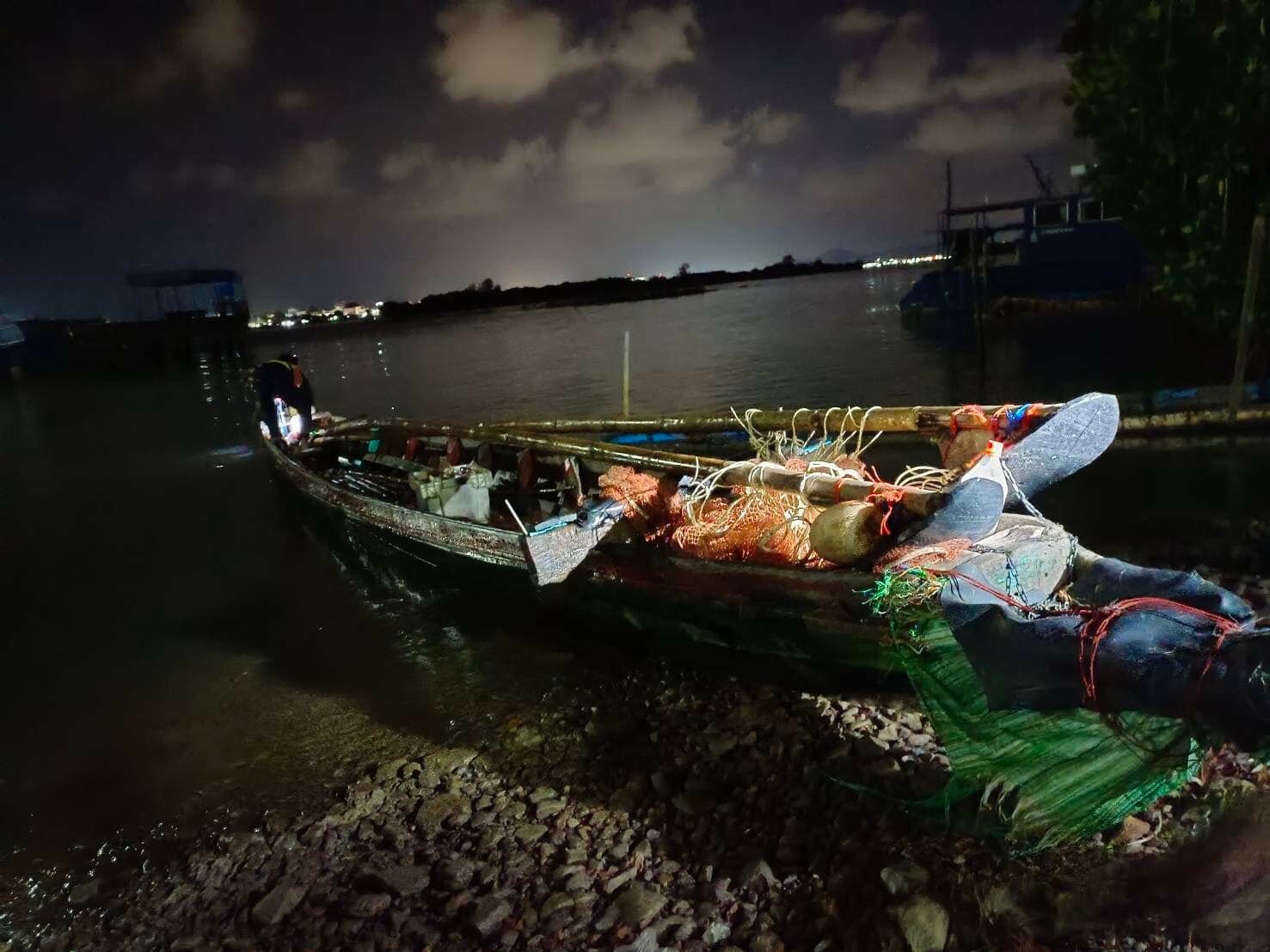 เจ้าหน้าที่ศูนย์ป้องกันและปราบปรามประมงทะเลสงขลา ออกปฏิบัติงานพื้นที่ทะเลสาบสงขลา..คลิก