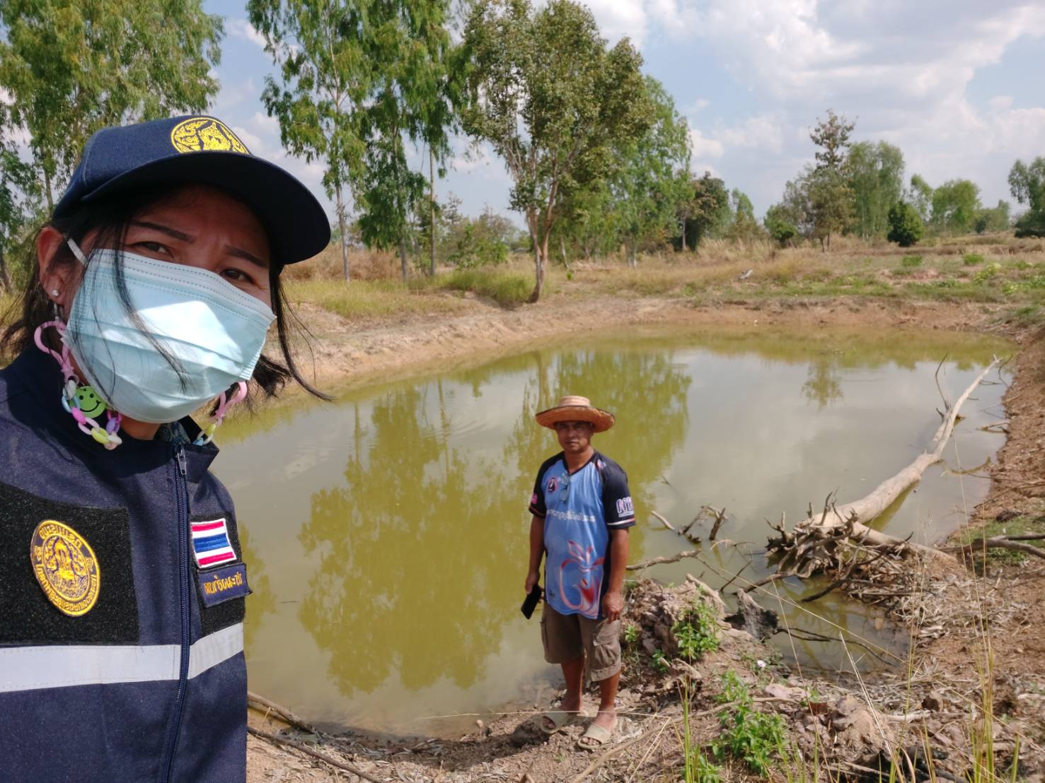  ประมงอำเภอสว่างวีระวงศ์ (ดูแลงานด้านประมงในพื้นที่อำเภอนาเยีย) ติดตาม ให้คำแนะนำเกษตรกรที่มีความประสงค์ยื่นแบบคำขอขึ้นทะเบียนเกษตรกรผู้เพาะเลี้ยงสัตว์น้ำ (ทบ.1) กับกรมประมง..คลิก