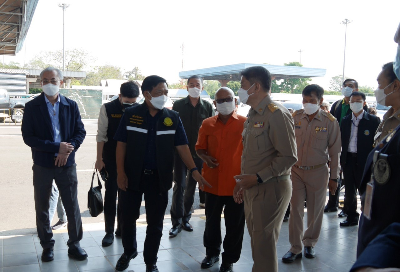วันที่ 27 มกราคม 2565  นายอนุพงษ์ สนิทชน ผู้อำนวยการศูนย์วิจัยและพัฒนาการเพาะเลี้ยงสัตว์น้ำจืดหนองคาย  พร้อมด้วยผู้ว่าราชการจังหวัดหนองคาย นายอำไพ ประเสริฐสังข์ เกษตรและสหกรณ์จังหวัดหนองคาย เกษตรจังหวัดหนองคาย หัวหน้าส่วนราชการ ในสังกัดกระทรวงเกษตรและสหกรณ์ รวมถึงนายด่านศุลกากรหนองคาย พาณิชย์จังหวัดหนองคาย ได้ให้การต้อนรับ นายอลงกรณ์ พลบุตร ที่ปรึกษารัฐมนตรีว่าการกระทรวงเกษตรและสหกรณ์ พร้อมทั้งนายพีรพันธ์ คอทอง ผู้ตรวจราชการกระทรวงเกษตรและสหกรณ์ เขต 10 และคณะ โดยมี ผู้แทนด่านศุลกากรหนองคาย หัวหน้าด่านพืชหนองคาย ผู้แทนประมงจังหวัด ประธาน AIC จังหวัดหนองคาย ผู้แทนจากสปป.ลาว และผู้ที่เกี่ยวข้องได้ชี้แจงประเด็นที่เกี่ยวข้อง การเชื่อมโยงการค้า การขนส่ง สินค้าเกษตรที่ นำเข้า-ส่งออก ทางรางรถไฟระหว่างประเทศ กับ สปป.ลาว รวมถึงปัญหาอุปสรรคการขนส่งสินค้า ของเจ้าหน้าที่ด่านศุลกากร เจ้าหน้าที่ด่านตรวจพืช ปศุสัตว์ ประมง ณ ห้องประชุมด่านพรมแดนขาออก ด่านสะพานมิตรภาพไทย-ลาว แห่งที่ อำเภอเมืองหนองคาย จังหวัดหนองคาย