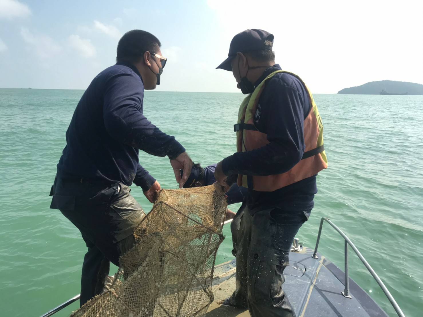 ปฏิบัติงานควบคุมการทำประมงในเขตพื้นที่ทะเลชายฝั่ง จังหวัดสงขลา