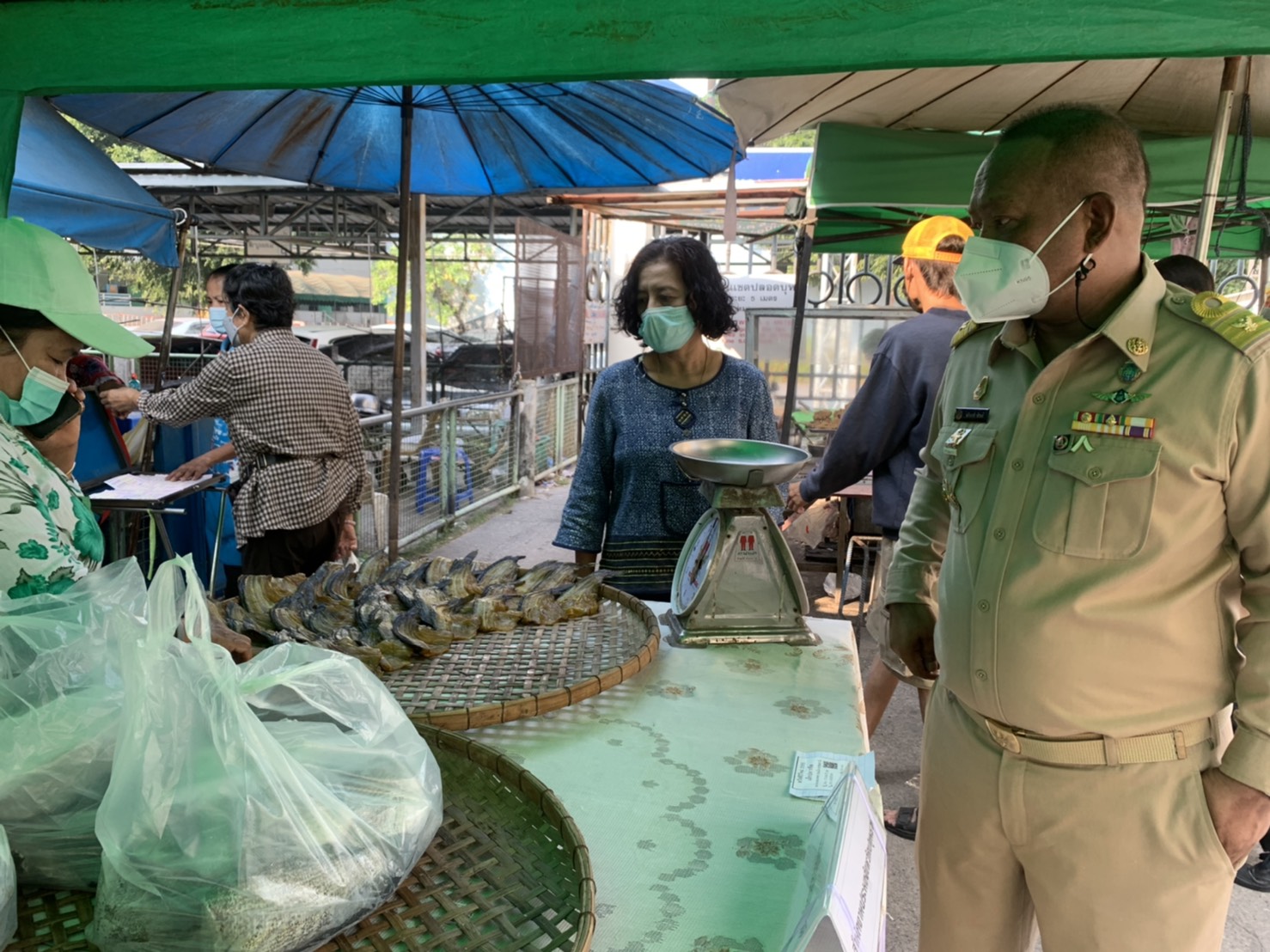 วันที่ 28 มกราคม 2565 นายนรินทร์   มีวงศ์ ประมงจังหวัดปทุมธานี พร้อมด้วยเจ้าหน้าที่สำนักงานประมงจังหวัดปทุมธานี จัดตั้งบูธขายสินค้าจากสัตว์น้ำ (ปลานิลแดดเดียว,ปลาช่อนแดดเดียว,ปลาดุกแดดเดียว) โครงการตลาดสัตว์น้ำปลอดภัย   ถึงมือผู้บริโภค สนับสนุนเกษตรกร ตามนโยบาย นายเฉลิมชัย  ศรีอ่อน รัฐมนตรีว่าการกระทรวงเกษตรและสหกรณ์       เพื่อบรรเทาความเดือดร้อนให้เกษตรกรผู้เพาะเลี้ยงสัตว์น้ำที่ได้รับผลกระทบจากสถานการณ์ COVID-19  ณ ศาลากลางจังหวัดปทุมธานี..คลิก