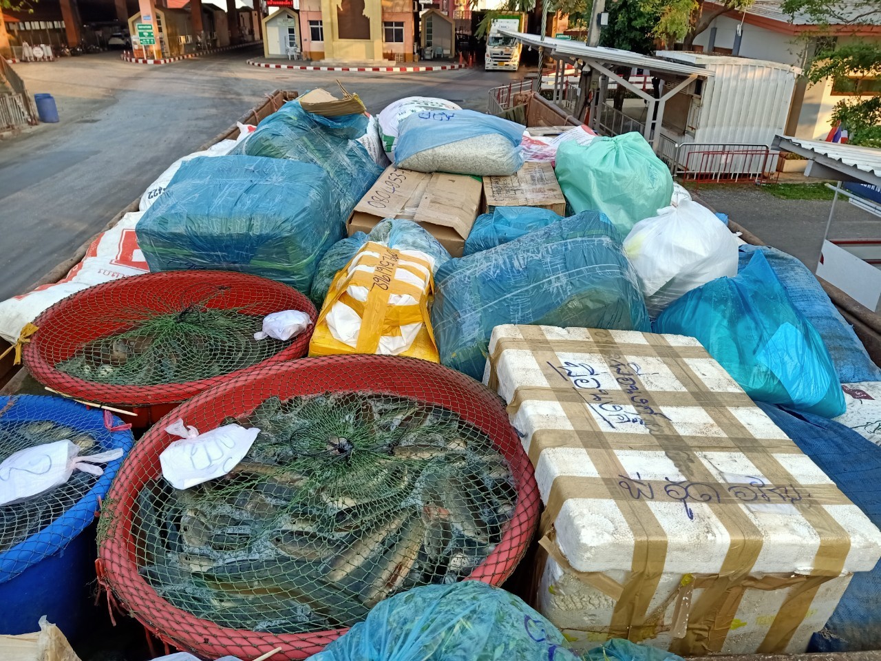 ตรวจสินค้าประมงที่นำเข้า ส่งออก ทางจุดผ่านแดนถาวรบ้านคลองลึก..คลิก