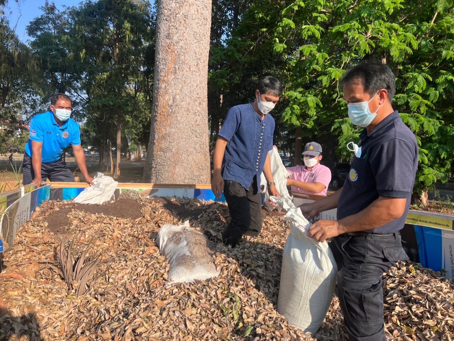 เจ้าหน้าที่สำนักงานประมงจังหวัดอุบลราชธานี ร่วมลง ร่วมใจ ทำปุ๋ยหมักไม่กลับกอง..คลิก