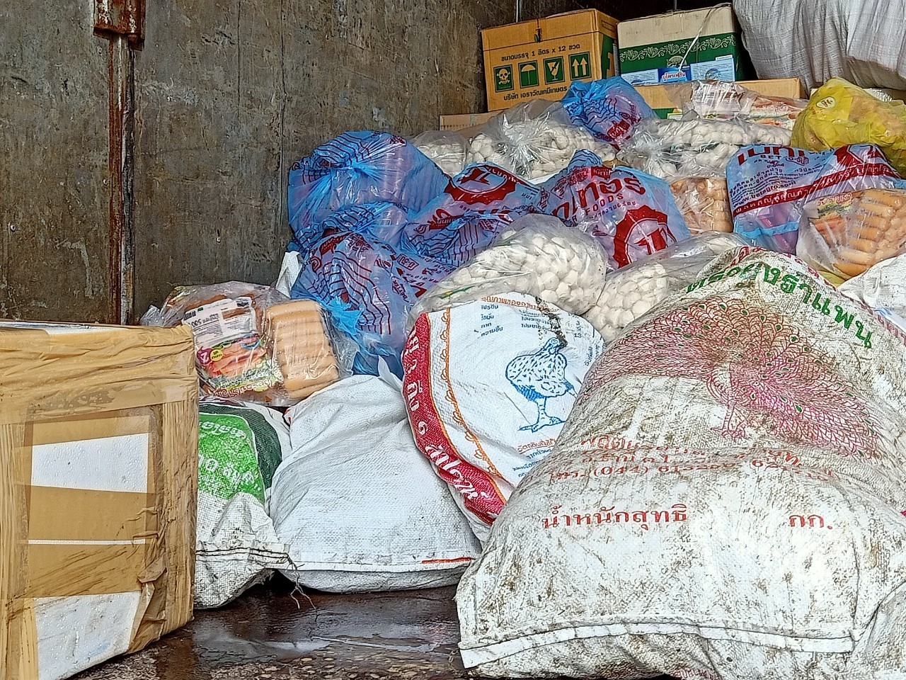 ตรวจสินค้าประมงที่นำเข้า ส่งออก ทางจุดผ่านแดนถาวรบ้านคลองลึก..คลิก