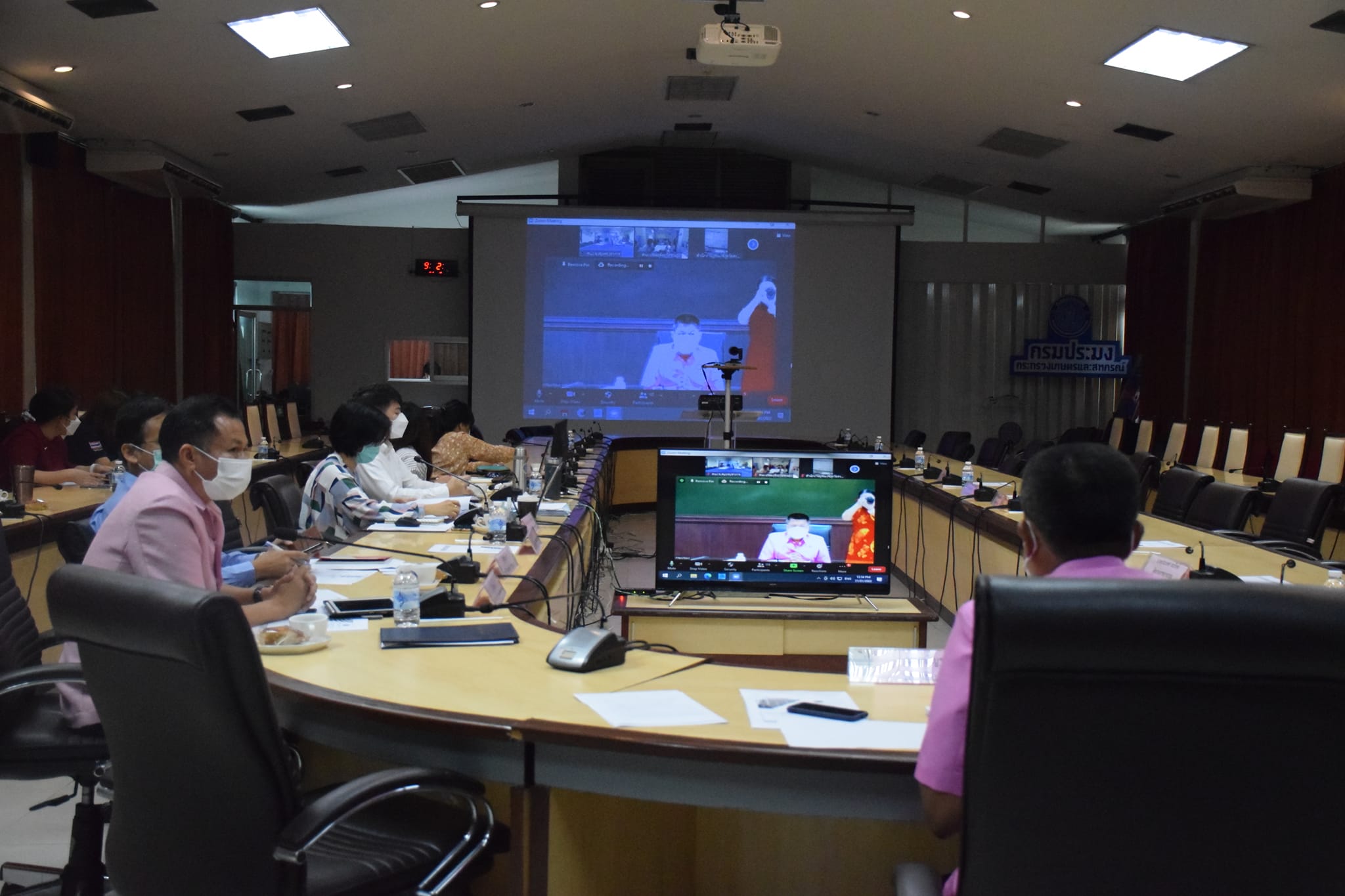 นายบัญชา สุขแก้ว รองอธิบดีกรมประมง เป็นประธานเปิดการประชุมชี้แจงแนวทางในการออกใบอนุญาตทำการประมงพาณิชย์ รอบปีการประมง 2565 - 2566..คลิก