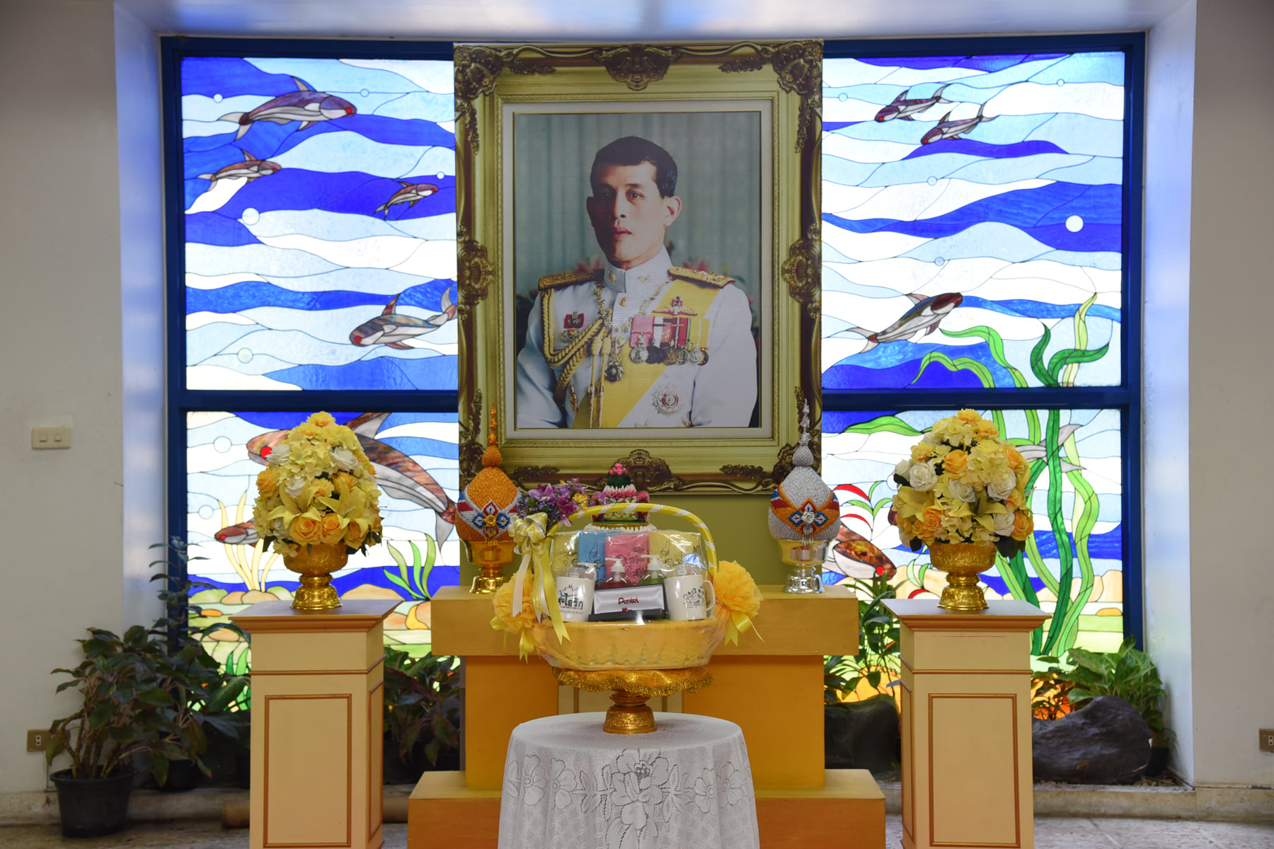 พระบาทสมเด็จพระเจ้าอยู่หัว ทรงพระกรุณาโปรดเกล้าโปรดกระหม่อมพระราชทานกระเช้าของขวัญพระราชทานให้แก่กรมประมง..คลิก