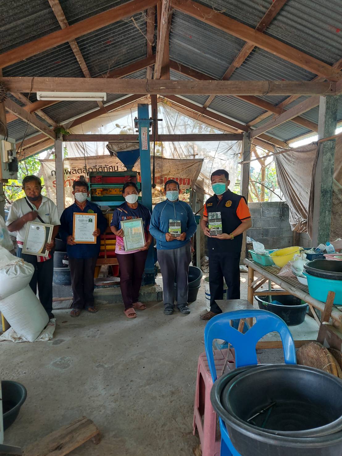 ประมงอำเภอพิบูลมังสาหาร ลงพื้นบ้านทุ่งเจริญ ต.ตาลสุม อ.ตาลสุม จ.อุบลราชธานี เพื่อรับสมัครเกษตรกรเข้าร่วมโครงการเลี้ยงปลาในนาข้าวอินทรีย์ งบพัฒนาจังหวัด ปีปฏิบัติงาน2565..คลิก