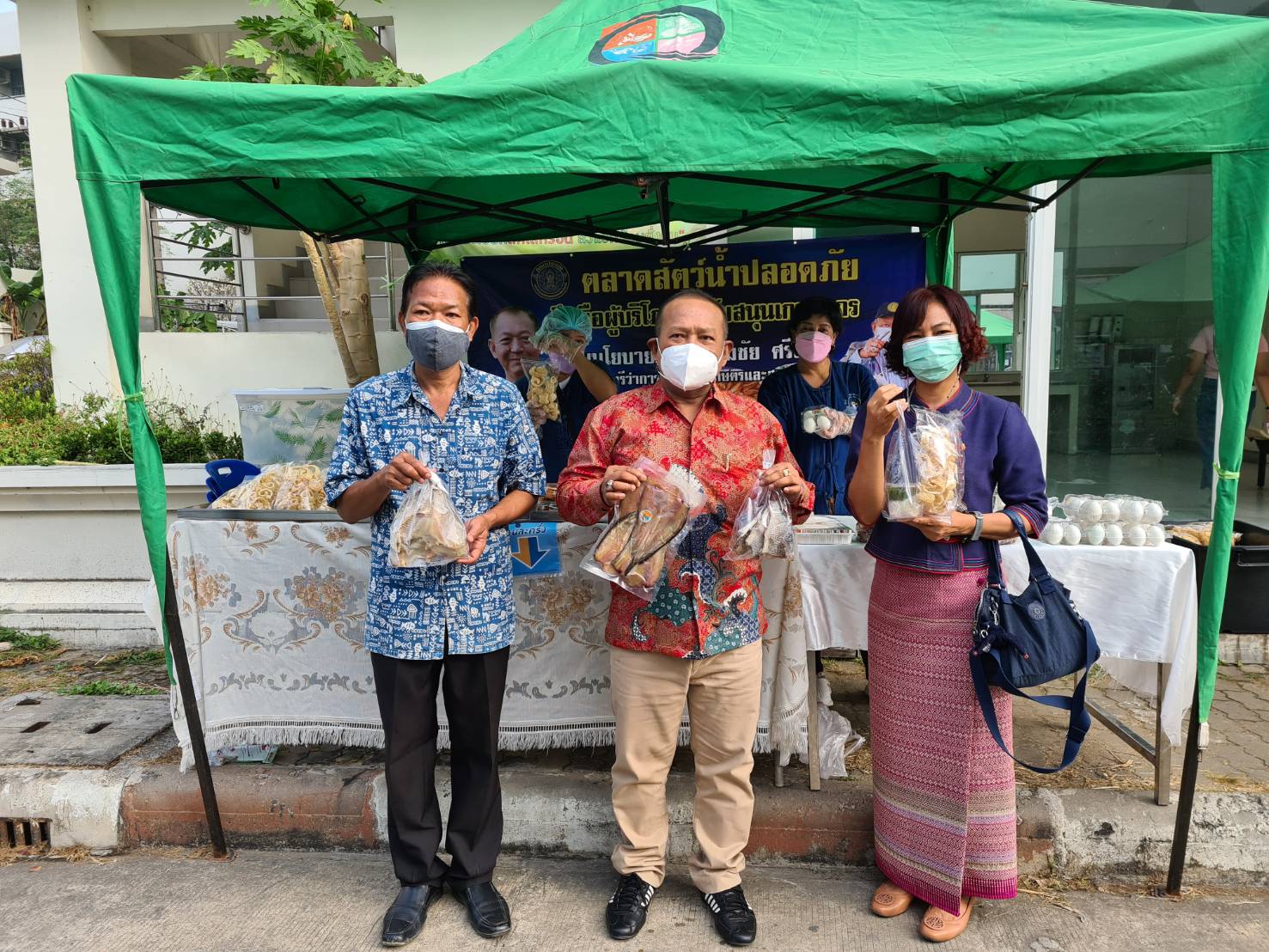 วันที่ 4 กุมภาพันธ์ 2565 นายนรินทร์   มีวงศ์ ประมงจังหวัดปทุมธานี พร้อมด้วยเจ้าหน้าที่สำนักงานประมงจังหวัดปทุมธานี จัดตั้งบูธขายสินค้าจากสัตว์น้ำ (ปลานิลแดดเดียว,ปลาช่อนแดดเดียว,ปลาดุกแดดเดียว,ทอดมันปลา,ข้าวหน้าปลาแกะ) โครงการตลาดสัตว์น้ำปลอดภัย  ถึงมือผู้บริโภค สนับสนุนเกษตรกร ตามนโยบาย นายเฉลิมชัย  ศรีอ่อน รัฐมนตรีว่าการกระทรวงเกษตรและสหกรณ์   เพื่อบรรเทาความเดือดร้อนให้เกษตรกรผู้เพาะเลี้ยงสัตว์น้ำที่ได้รับผลกระทบจากสถานการณ์ COVID-19  ณ ศาลากลางจังหวัดปทุมธานี..คลิก