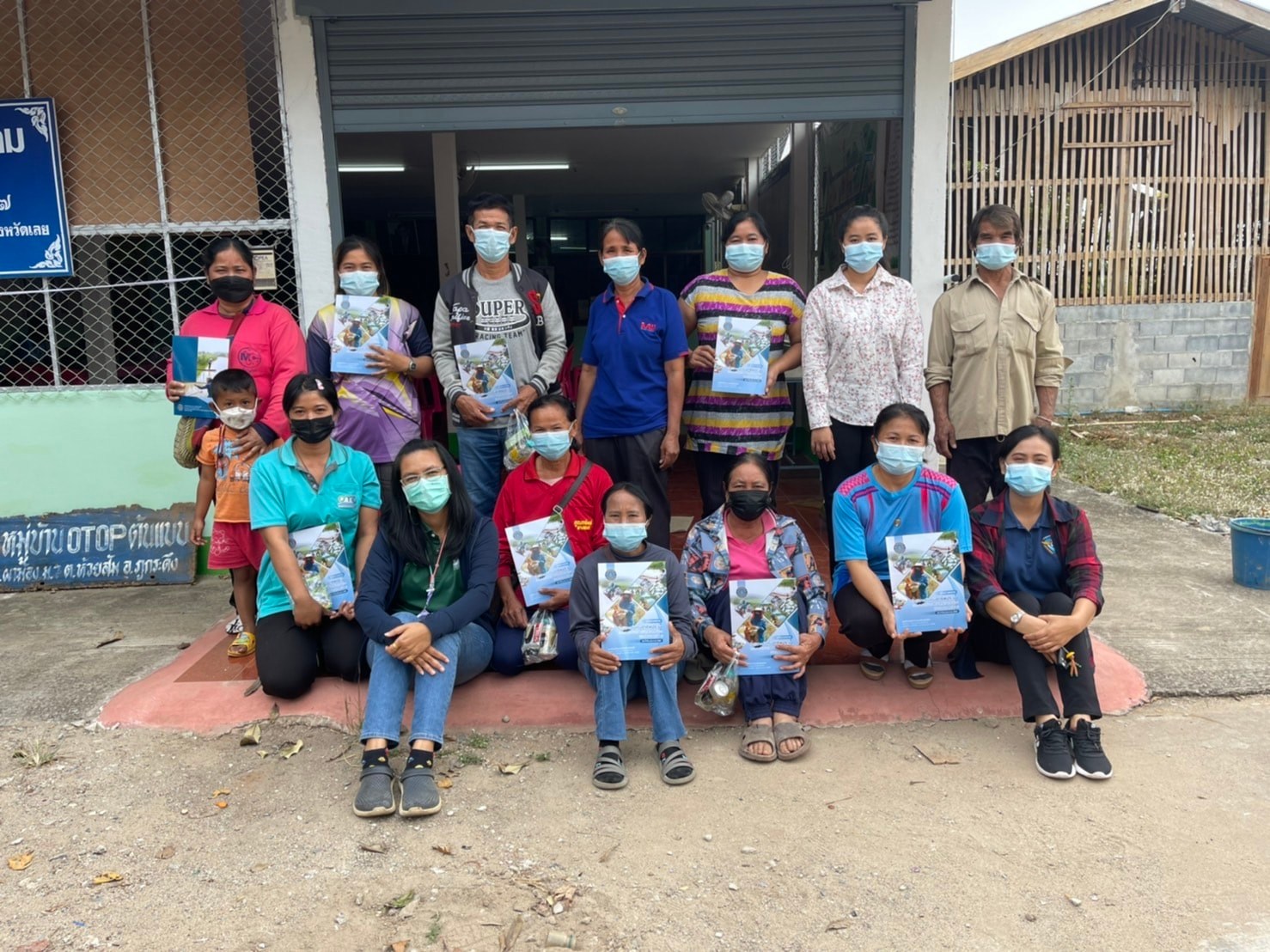 วันที่ 2-4  กุมภาพันธ์ 2565 ศูนย์วิจัยและพัฒนาการเพาะเลี้ยงสัตว์น้ำจืดหนองคาย ร่วมกับสำนักงานประมงจังหวัดเลย ประชุมชี้แจงโครงการ และให้ความรู้ด้านการเตรียมบ่อ สร้างอาหารธรรมชาติสำหรับการเลี้ยงสัตว์น้ำจืด  แก่เกษตรกรที่เข้าร่วมโครงการส่งเสริมเกษตรเชิงรุกด้านประมง (Zoning by Agri-Map) ในพื้นที่อำเภอผาขาว อำเภอภูกระดึง  อำเภอนาแห้ว อำเภอท่าลี่ และอำเภอเชียงคาน  จังหวัดเลย จำนวน 50 ราย การประชุมในครั้งนี้ได้รับความร่วมมือจากเกษตรกรที่เข้าร่วมโครงการทุกรายเป็นอย่างดี เกษตรกรพร้อมรับปัจจัยในช่วงเดือนมิถุนายน  2565..คลิก