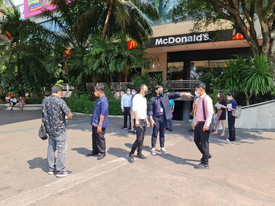 ร่วมหารือกับเจ้าหน้าที่ของห้างสรรพสินค้าเดอะมอลล์ บางแค ในการใช้สถานที่ของห้านสรรพสินค้าจัดงาน road show..คลิก