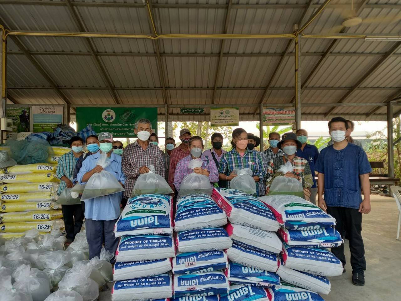 การส่งมอบปัจจัยการผลิตให้เกษตรกรในโครงการส่งเสริมการเลี้ยงสัตว์น้ำจืด (ปลาดุก/กบ) ในบ่อกระชังบก..คลิก