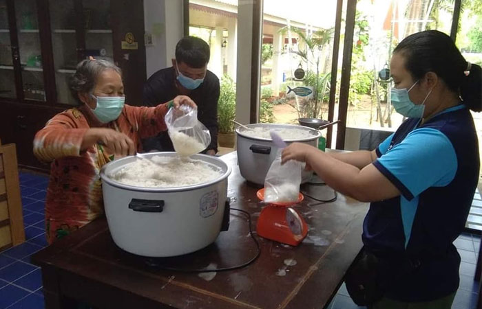 อบรมเกษตรกรและฝึกปฏิบัติการเพาะขยายเชื้อราไตรโคเดอร์มาให้แก่เกษตรกร