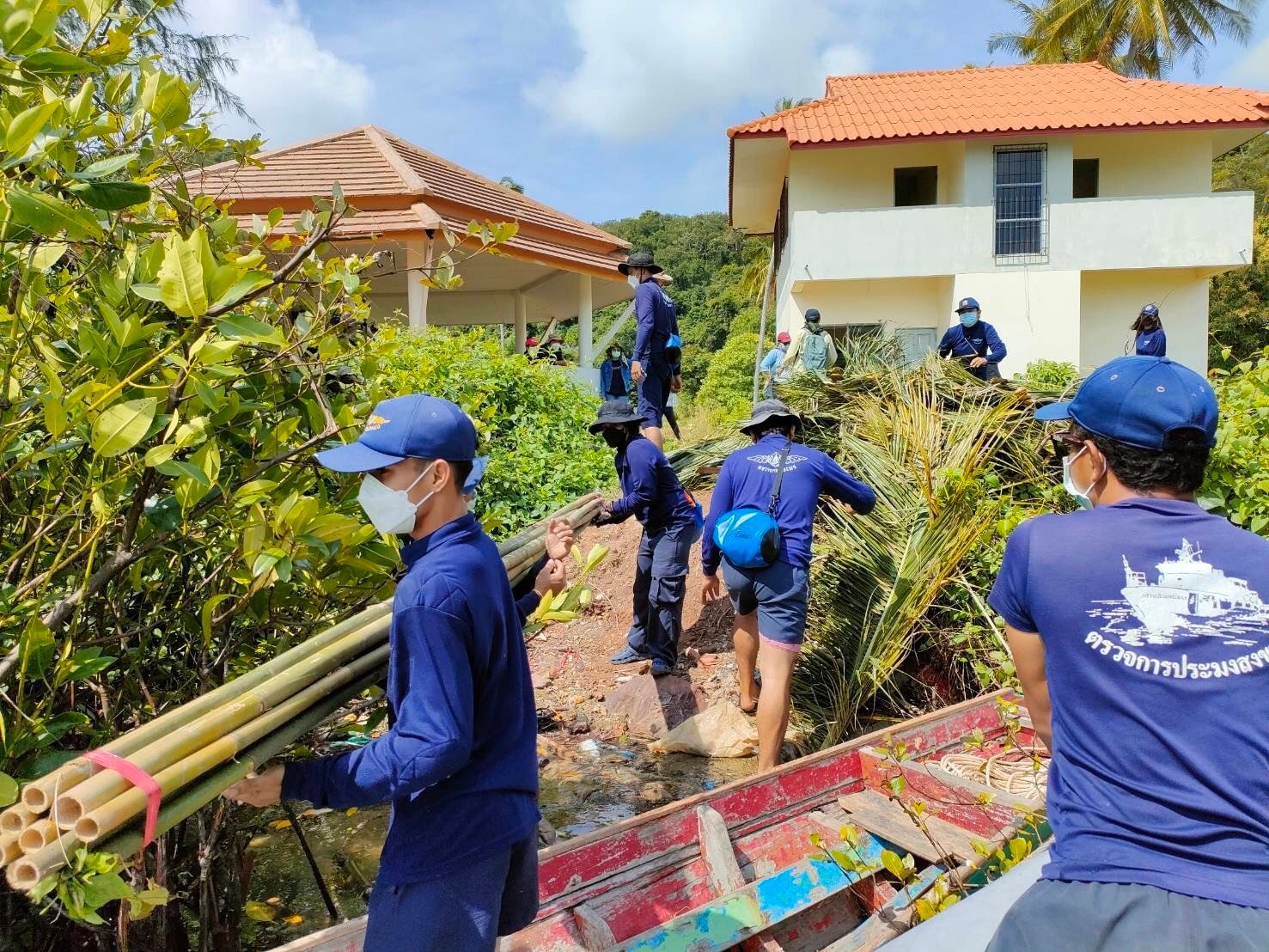 ศูนย์ป้องกันและปราบปรามประมงทะเลสงขลา กองตรวจการประมง พร้อมเจ้าหน้าที่จำนวน 12 นาย ร่วมทำกิจกรรมสร้างซั้งกอ (บ้านปลา) ณ เขตอนุรักษ์ฟาร์มทะเลชุมชนบ้านหัวเขา ม.8 ต.หัวเขา อ.สิงหนคร จ.สงขลา เพื่อเป็นแหล่งที่อยู่อาศัยของสัตว์น้ำวัยอ่อน และเป็นการอนุรักษ์ทรัพยากรสัตว์น้ำอย่างยั่งยืน..คลิก