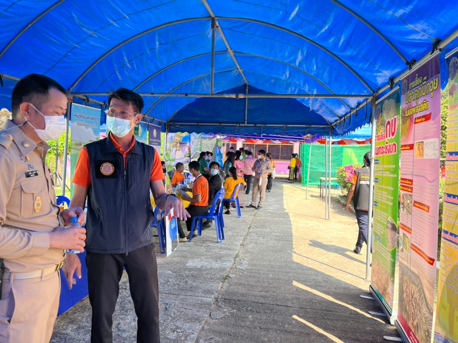 นายกิตติพงษ์ ลีลาศสง่างาม ประมงจังหวัดศรีสะเกษ มอบหมายให้นายธนดล นวลจันทร์ หัวหน้ากลุ่มพัฒนาและ ส่งเสริมอาชีพการประมง นายอาคม มุขมณีย์ ประมงอำเภอกันทรารมย์ และเจ้าหน้าที่สำนักงานประมงจังหวัดศรีสะเกษออกหน่วยบริการจังหวัดเคลื่อนที่ ณ โรงเรียนลิ้นฟ้าพิทยาคม ตำบลลิ้นฟ้า อำเภอยางชุมน้อย จังหวัดศรีสะเกษ..คลิก
