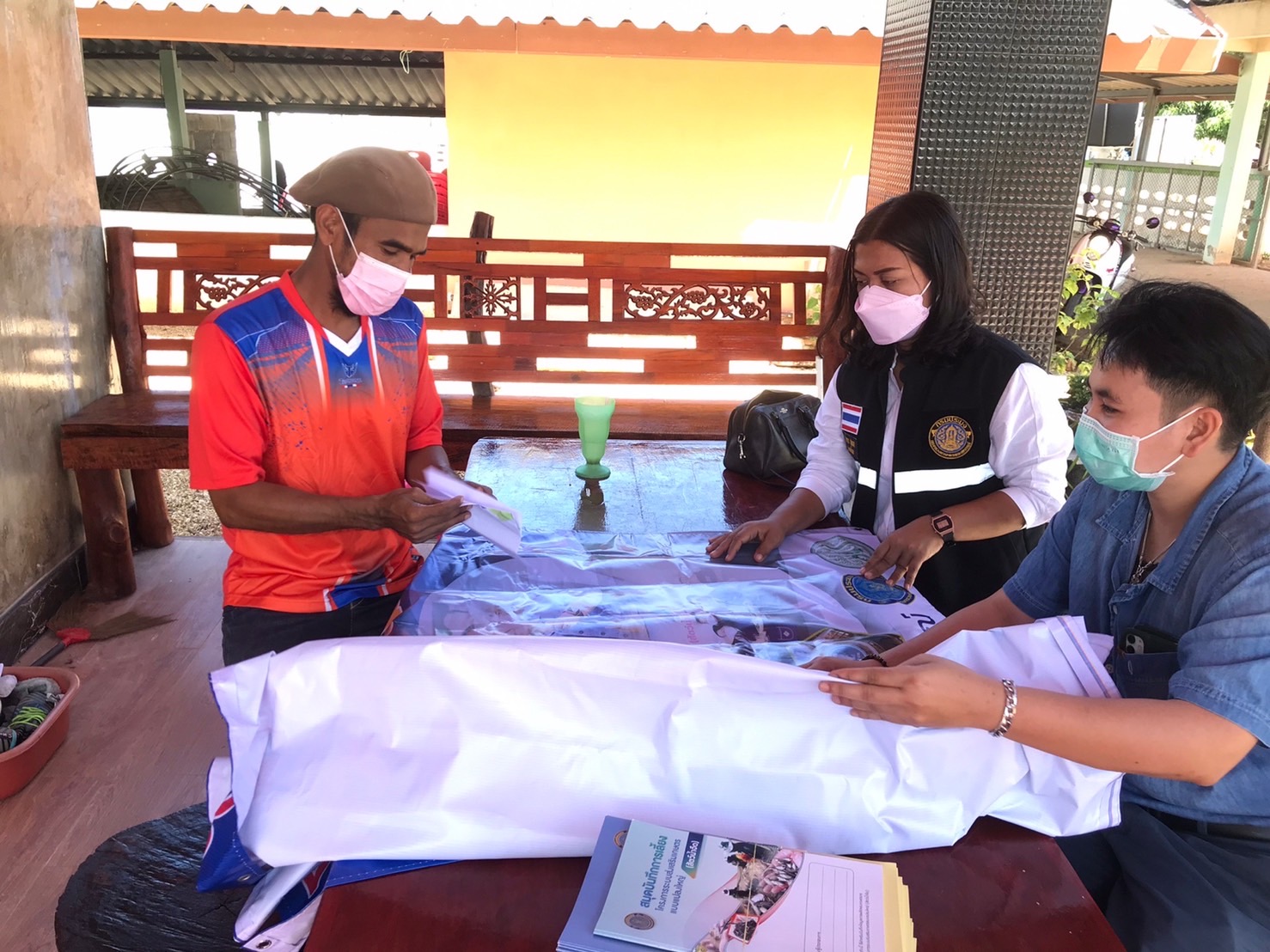 ประมงอำเภอบางแก้ว ลงพื้นที่ประชาสัมพันธ์ตลาดสินค้าประมงออนไลน์ web-site : Fisheries Shop