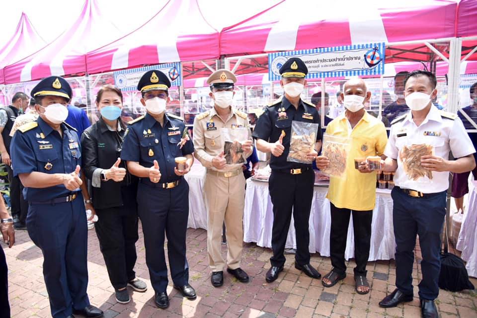 ดร.เฉลิมชัย ศรีอ่อน รัฐมนตรีว่าการกระทรวงเกษตรและสหกรณ์ เป็นประธานเปิดงานโครงการกระจายสินค้าประมงพื้นบ้านสู่ผู้บริโภค Fisherman Market..คลิก