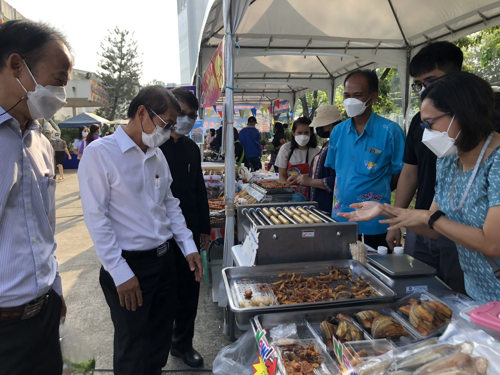 นายประพันธ์ ลีปายะคุณ รองอธิบดีกรมประมง เยี่ยมชมและอุดหนุนสินค้าในงาน Fisherman Market..คลิก