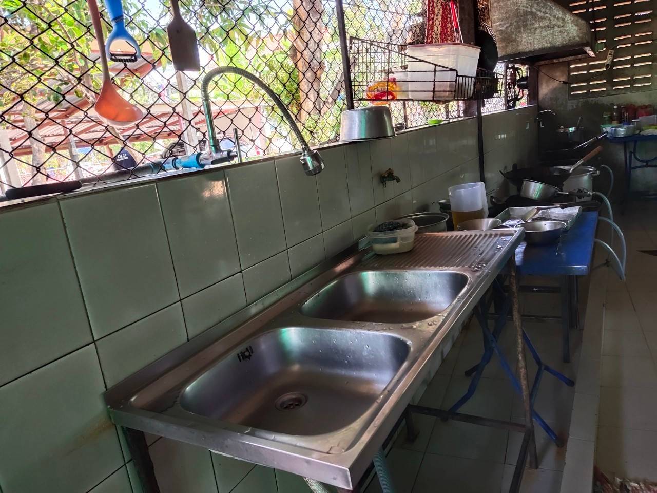 ประมงอุบลฯ บูรณางานลงตรวจรับรองร้านอาหารวัตถุดิบปลอดภัยเลือกใช้สินค้า Q ..คลิก