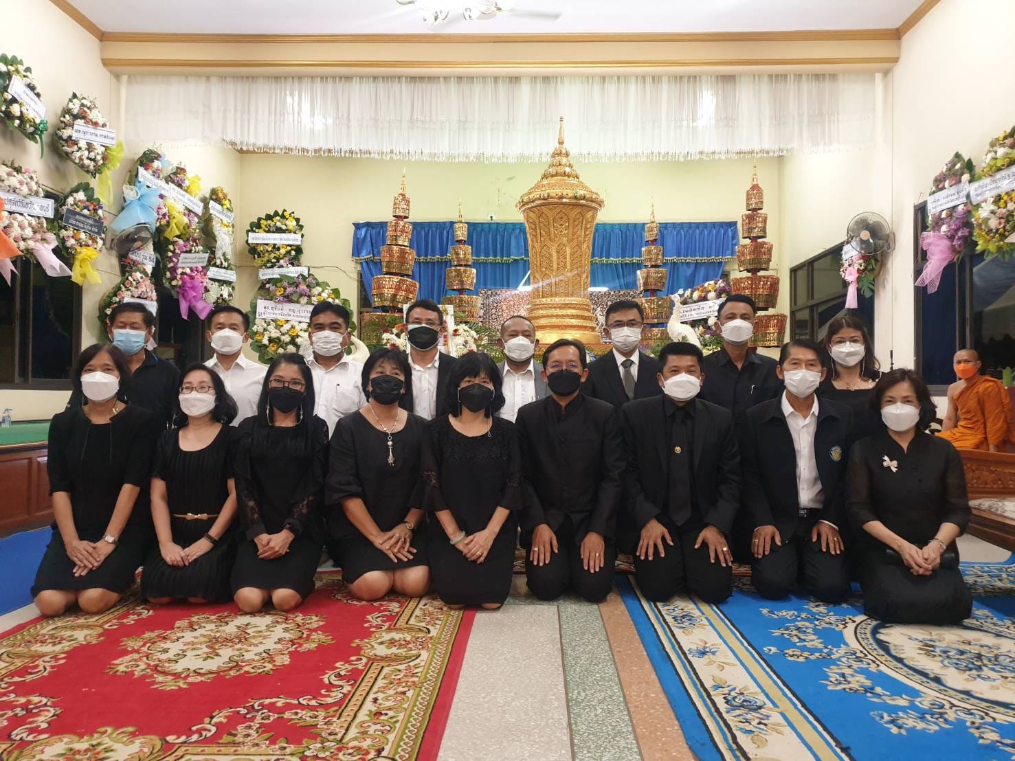 นายเฉลิมชัย สุวรรณรักษ์ รองอธิบดีกรมประมง พร้อมด้วย นายบัญชา สุขแก้ว รองอธิบดี นายประพันธ์ ลีปายะคุณ รองอธิบดี ผู้เชี่ยวชาญฯ ผู้อำนวยการกองฯ ร่วมไว้อาลัยและเป็นเจ้าภาพในพิธีสวดพระอภิธรรมศพ นายศิริพงษ์ พนาสนธิ์ ประมงจังหวัดนนทบุรี..คลิก