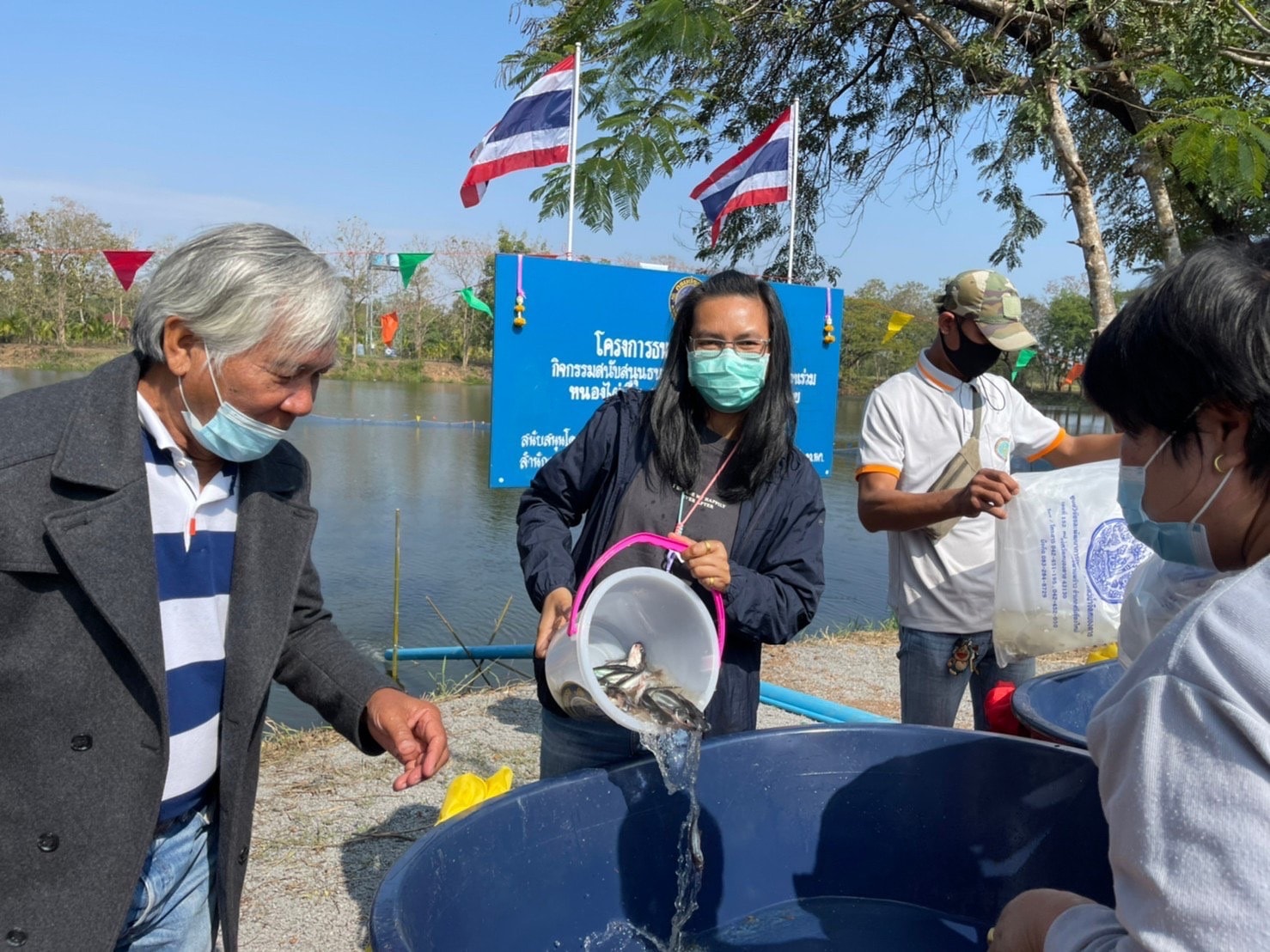 วันพฤหัสบดี ที่ 24 กุมภาพันธ์  2565  ศูนย์วิจัยและพัฒนาการเพาะเลี้ยงสัตว์น้ำจืดหนองคาย ร่วมกับสำนักงานประมงจังหวัดหนองคาย และคณะกรรมการแหล่งน้ำ จัดพิธีปล่อยพันธุ์สัตว์น้ำ รวม 80,020 ตัว (ปลาตะเพียนขาว 20,000 ตัว ปลาไน 50,000 ตัว ปลาสวาย 10,000 ตัว และปลาบึก จำนวน 20 ตัว)โครงการธนาคารสินค้าเกษตร (กิจกรรมสนับสนุนธนาคารผลผลิตสัตว์น้ำแบบมีส่วนร่วม) ประจำปี 2565 แหล่งน้ำหนองไผ่เกี้ย ตำบลหาดคำ อำเภอเมืองหนองคาย จังหวัดหนองคาย โดยนายเดชมนตรี ผิวเหลือง ปลัดอาวุโส อำเภอเมืองหนองคาย เป็นประธานในการปล่อยพันธุ์สัตว์น้ำ มีหน่วยงานราชการในพื้นที่ องค์กรปกครองส่วนท้องถิ่น ผู้นำท้องที่ ประชาชนในพื้นที่ตำบลหาดคำ เข้าร่วมพิธีปล่อยพันธุ์สัตว์น้ำในครั้งนี้? และได้ปฏิบัติตามมาตรการป้องกันและควบคุมโรคระบาดไวรัสโคโรน่า 2019 (COVID-19) อย่างเคร่งครัด..คลิก