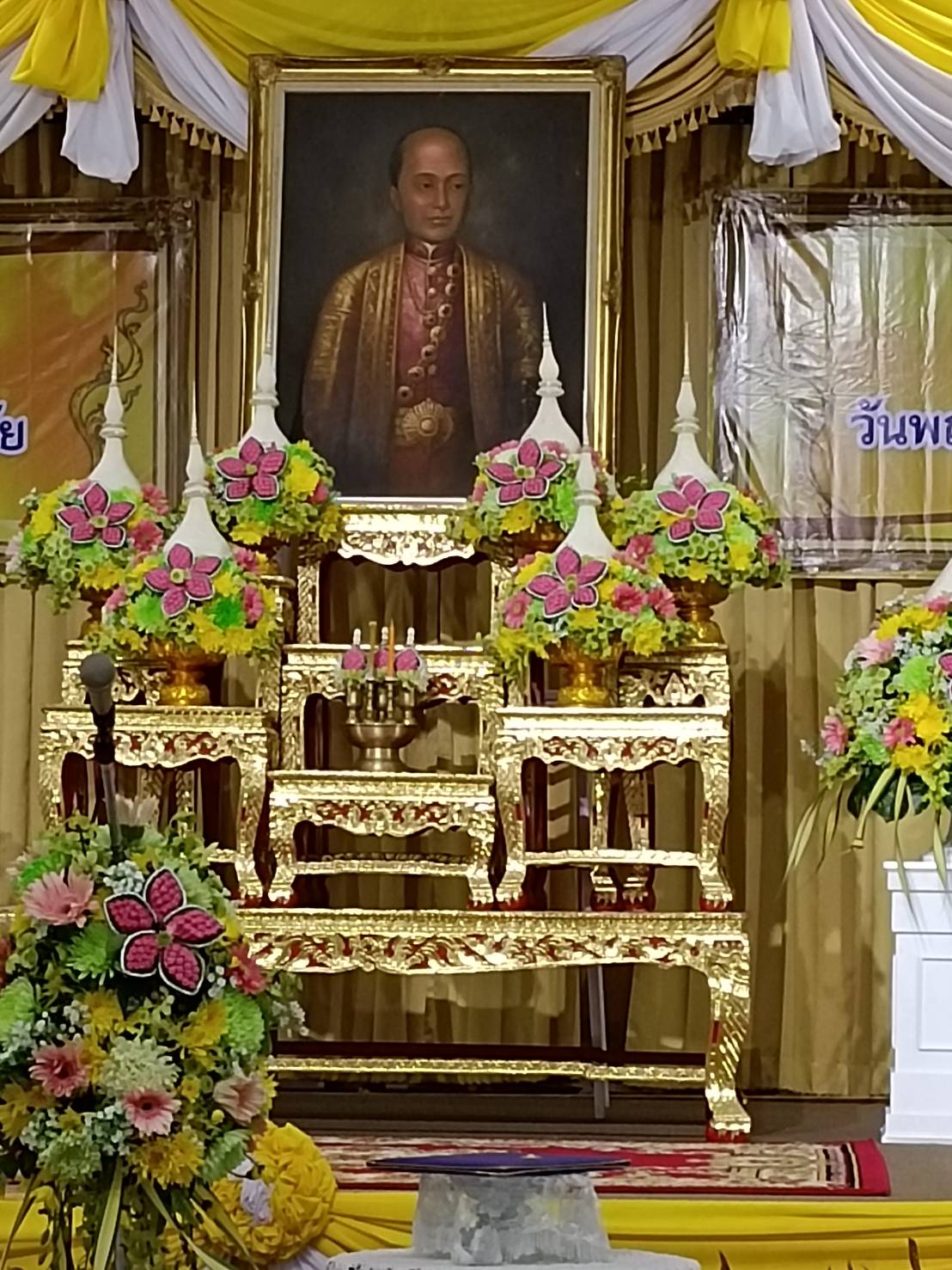 วันที่ 25 กุมภาพันธ์ 2565 นายสุชาติ ผึ่งฉิมพลี  ผู้อำนวยการศูนย์วิจัยและพัฒนาการเพาะเลี้ยงสัตว์น้ำจืดอุทัยธานี เข้าร่วมพิธีระลึกพระบาทสมเด็จพระพุทธเลิศหล้านภาลัย รัชกาลที่ 2 ณ  อาคารสำนักงานเหล่ากาชาดจังหวัดอุทัยธานี โดยมีนายขจรเกียรติ  รักพานิชมณี ผู้ว่าราชการจังหวัดอุทัยธานี เป็นประธานในพิธีวางพานพุ่มดอกไม้ถวายราชสักการะ  เนื่องในวันคล้ายวันพระราชสมภาพ เพื่อเป็นการน้อมรำลึกถึงพระมหากรุณาธิคุณของพระองค์ท่าน พร้อมด้วยข้าราชการและพสกนิกรทุกหมู่เหล่า